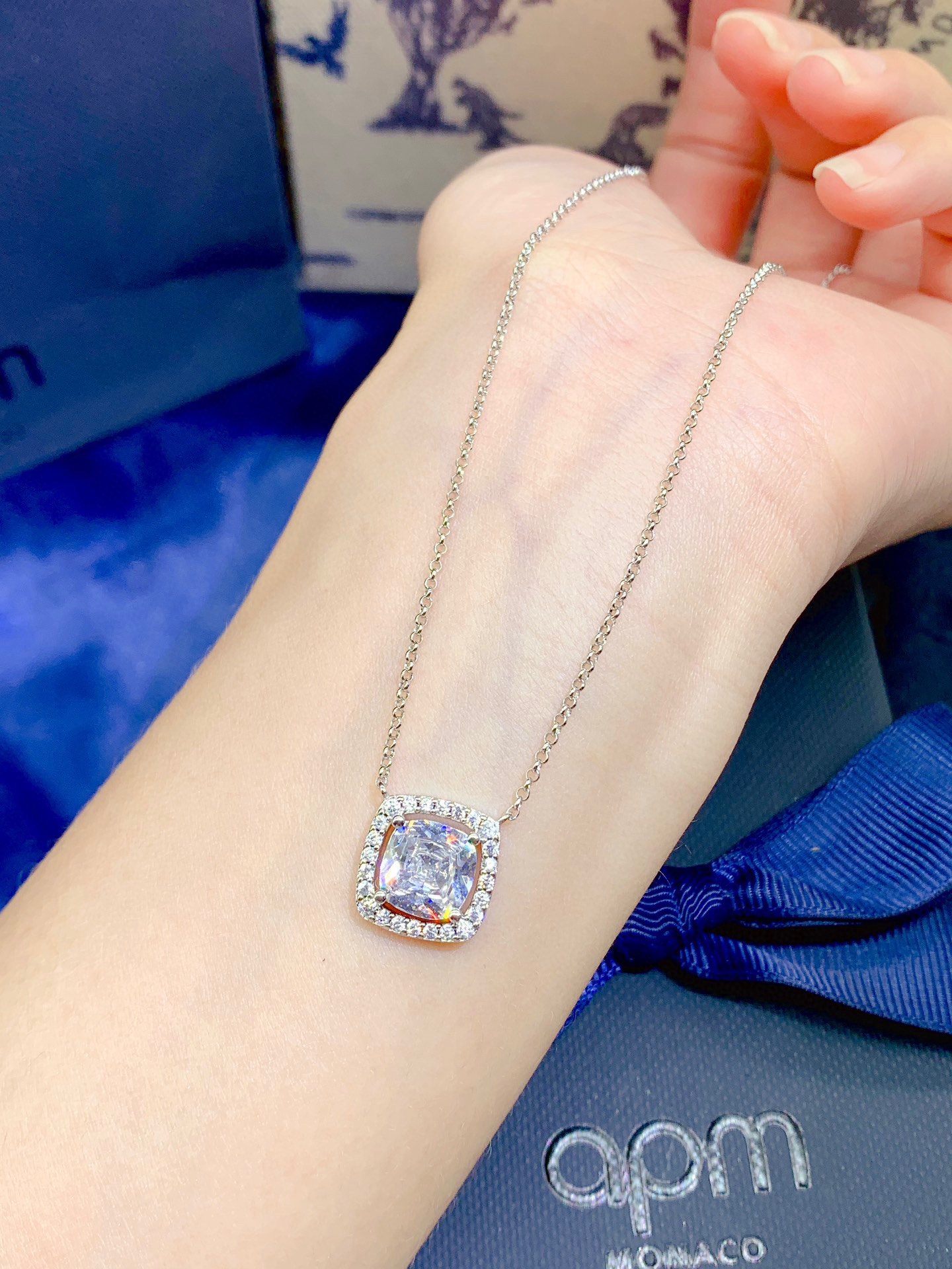 ❤️90包邮/原单代购级别
APM  方形卡其色 蓝色 白色 可调节银项链女锁骨链520礼物送女友。