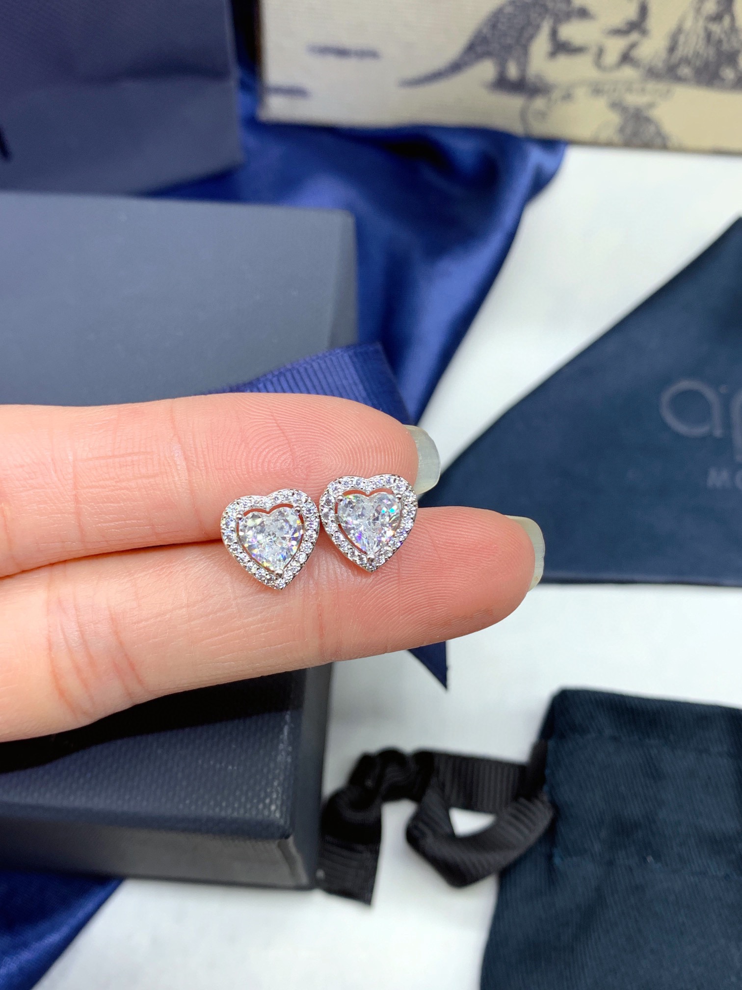 ❤️85包邮/原单代购级别
APM  心形 圆形锆石耳钉女银耳环时尚首饰气质生日礼物女。