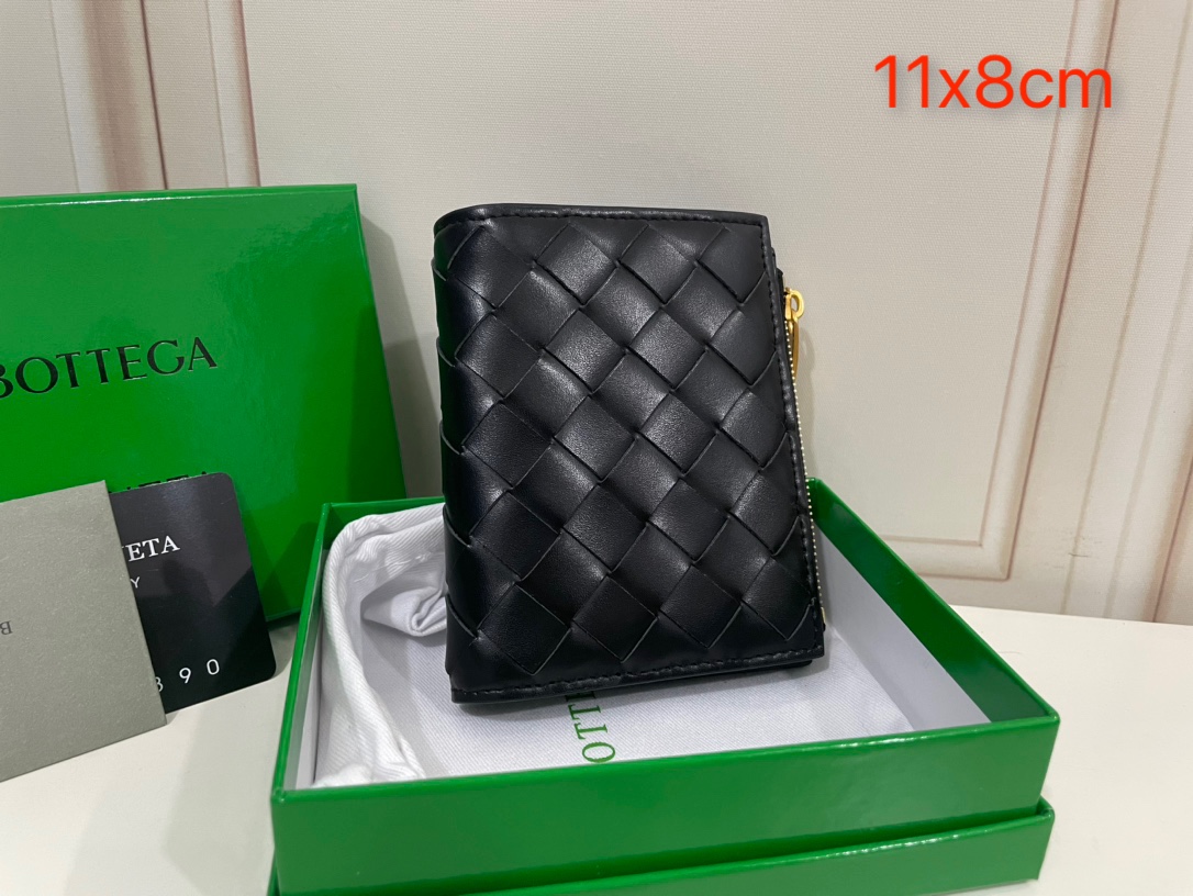 Portefeuille court tressé Bottega Veneta en cuir de veau brillant, fermeture à pression