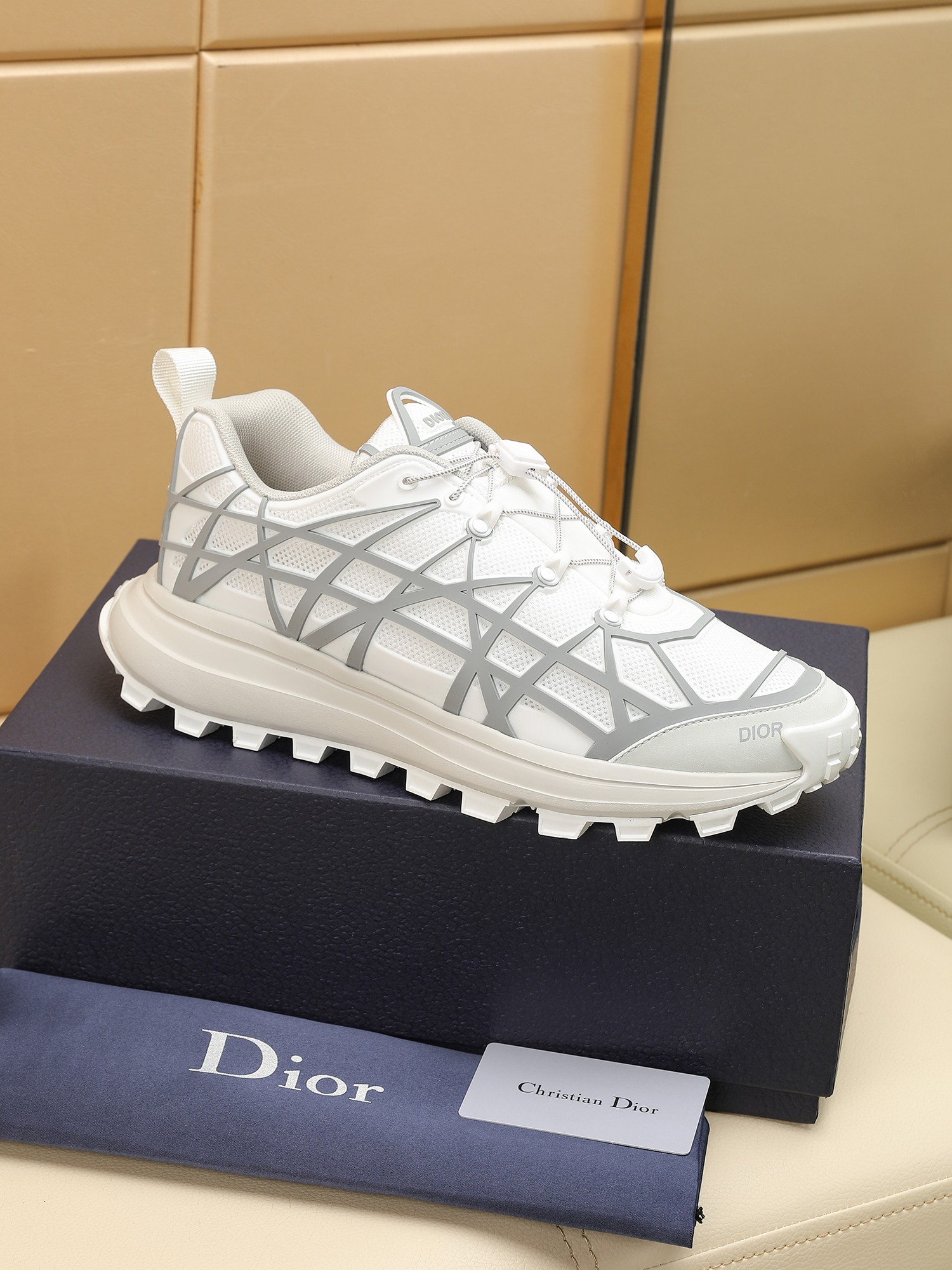 B31 RUNNER Las sneakers destacan una silueta chic adornada con un estampado de cuadros de ratán en z
