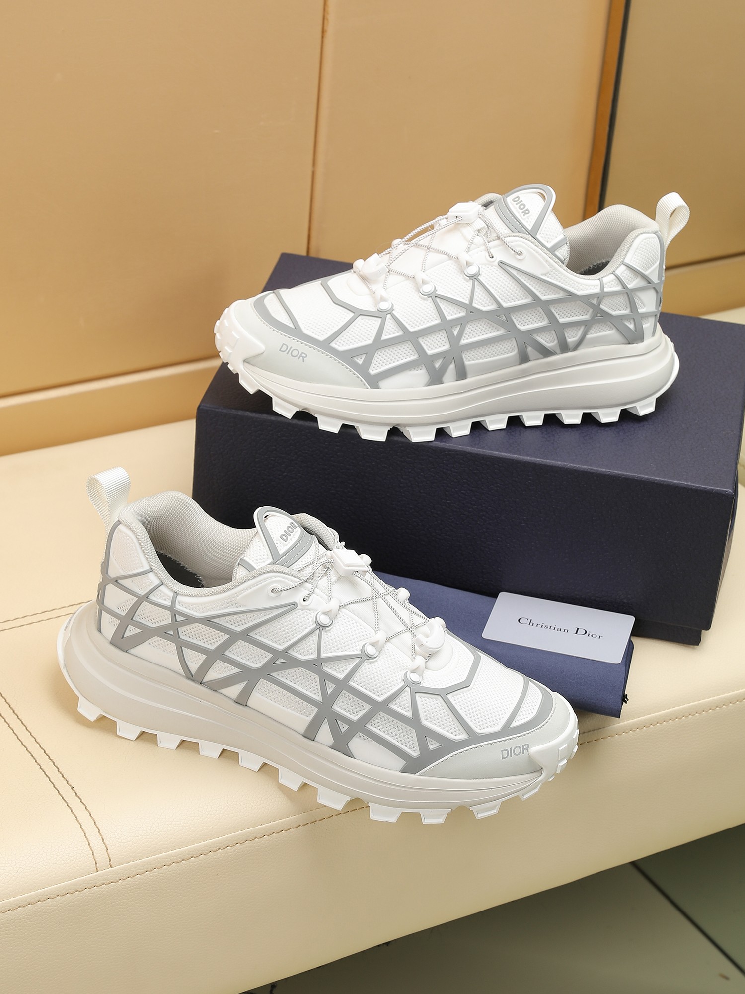 B31 RUNNER Las sneakers destacan una silueta chic adornada con un estampado de cuadros de ratán en z