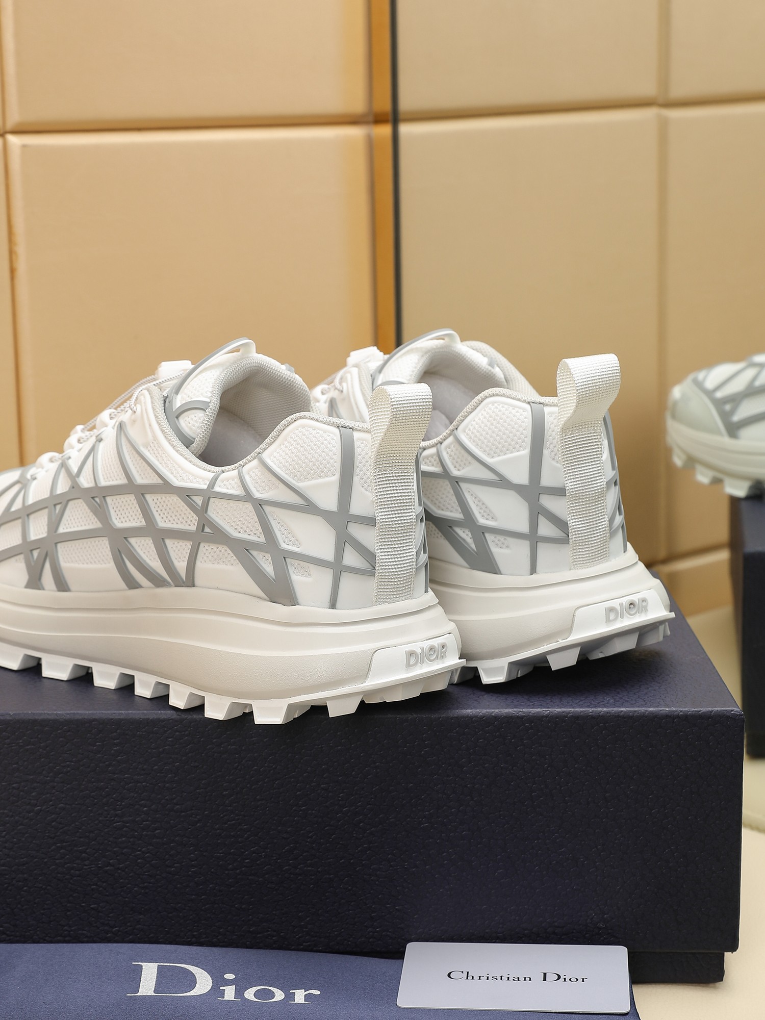 B31 RUNNER Las sneakers destacan una silueta chic adornada con un estampado de cuadros de ratán en z
