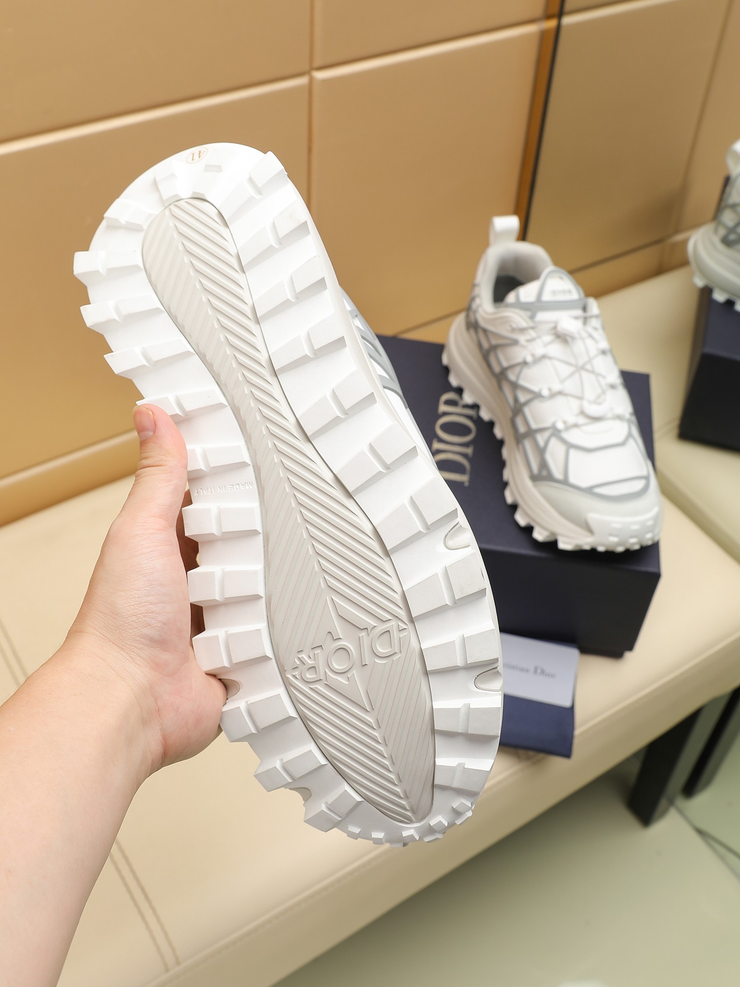 B31 RUNNER Las sneakers destacan una silueta chic adornada con un estampado de cuadros de ratán en z