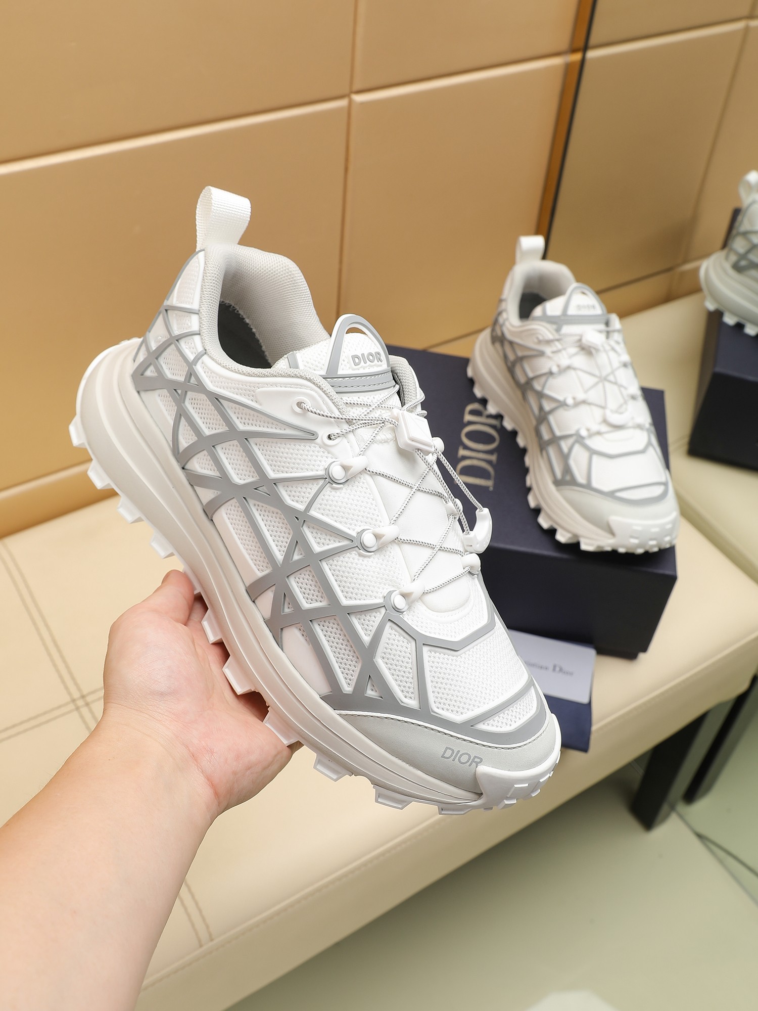 B31 RUNNER Las sneakers destacan una silueta chic adornada con un estampado de cuadros de ratán en z