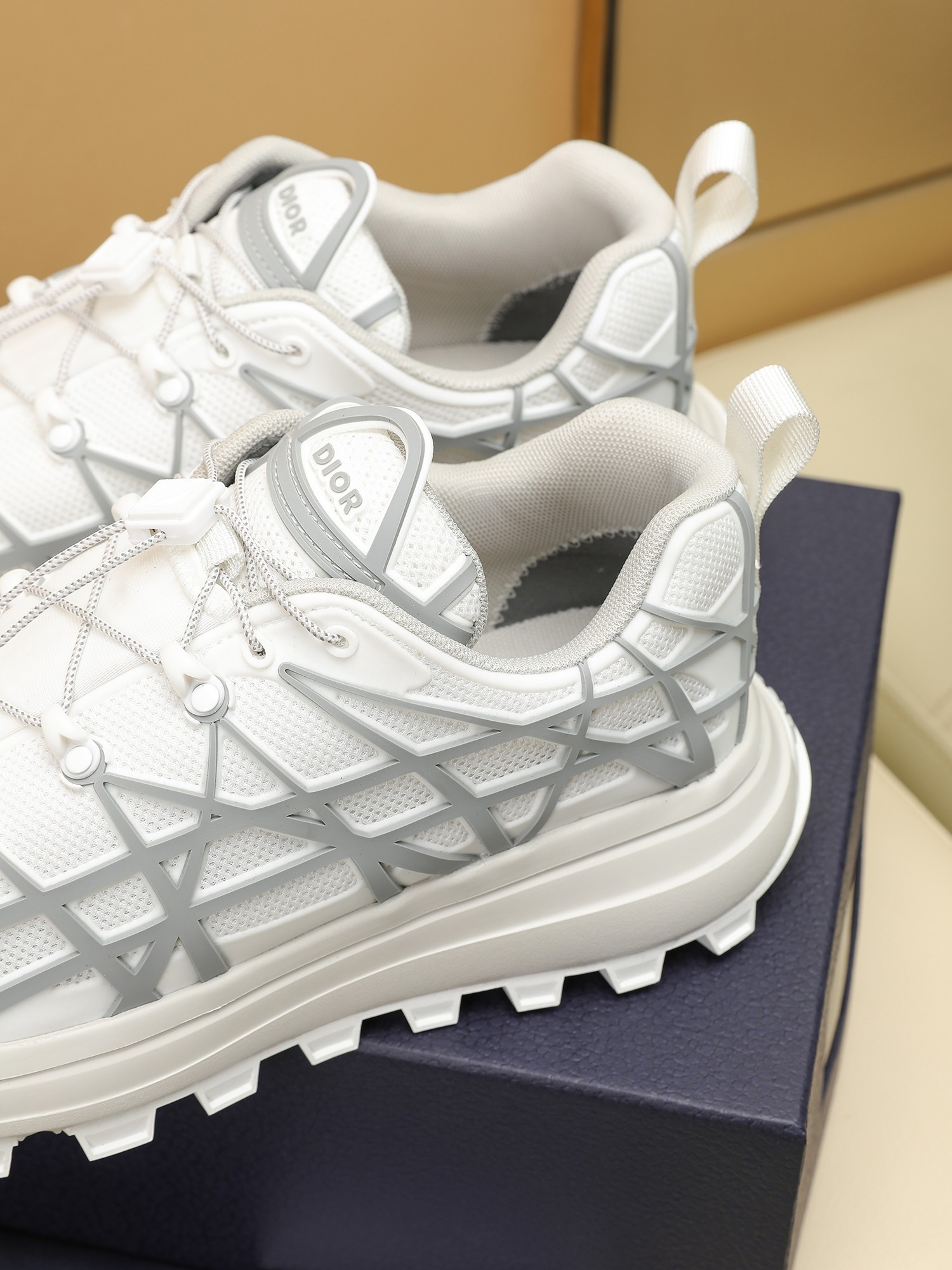 B31 RUNNER Las sneakers destacan una silueta chic adornada con un estampado de cuadros de ratán en z