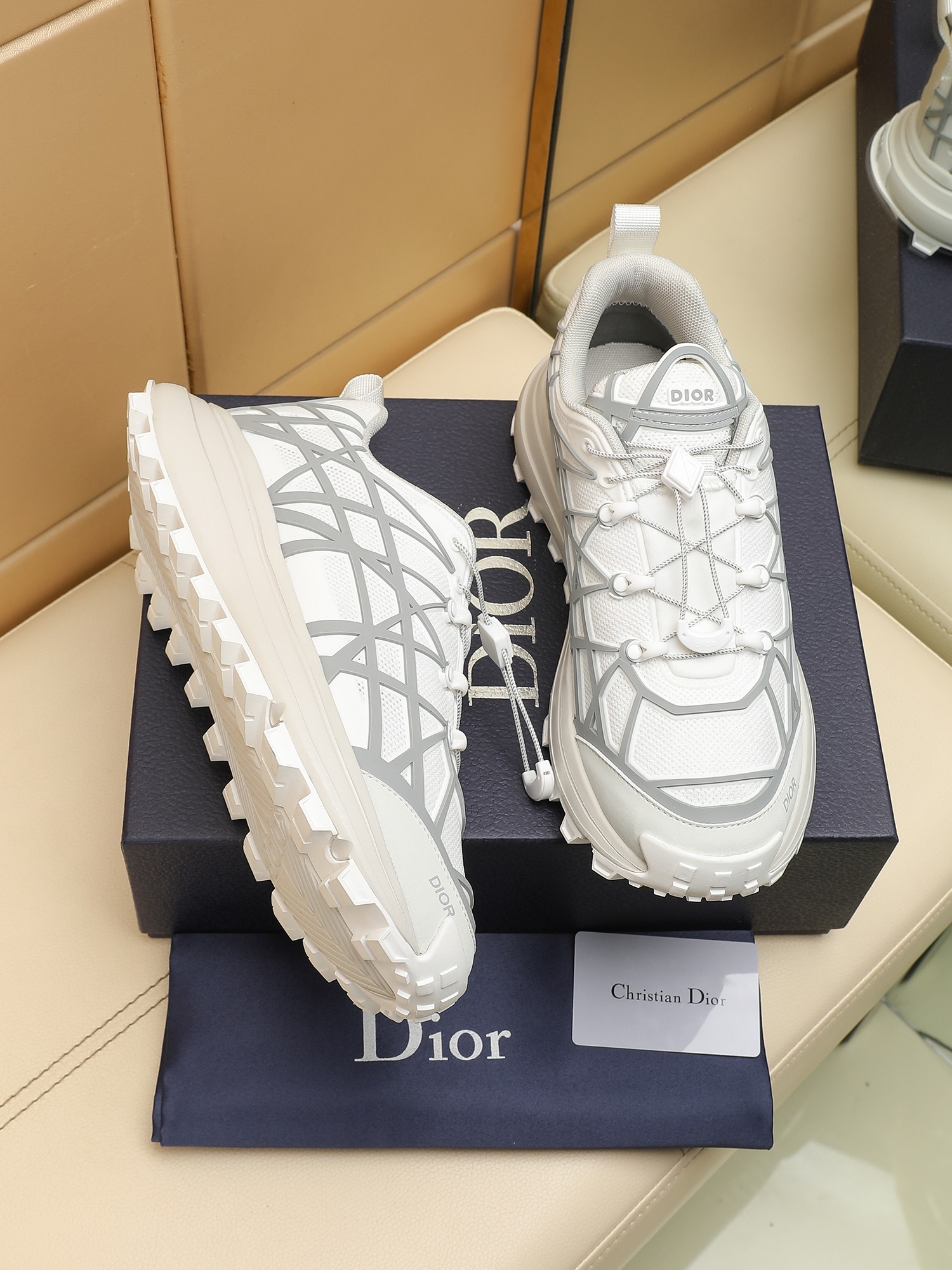 B31 RUNNER Las sneakers destacan una silueta chic adornada con un estampado de cuadros de ratán en z