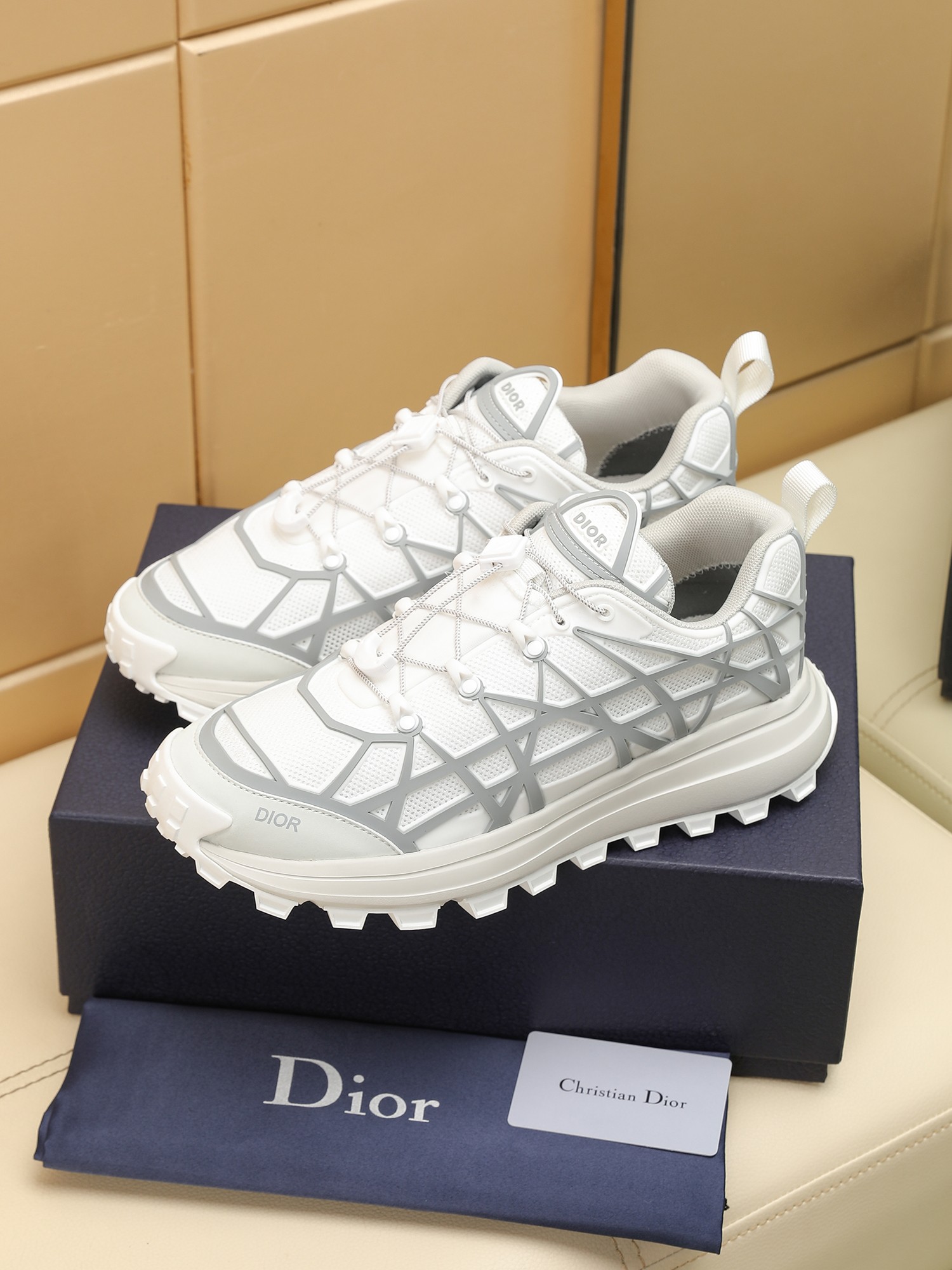 B31 RUNNER Las sneakers destacan una silueta chic adornada con un estampado de cuadros de ratán en z