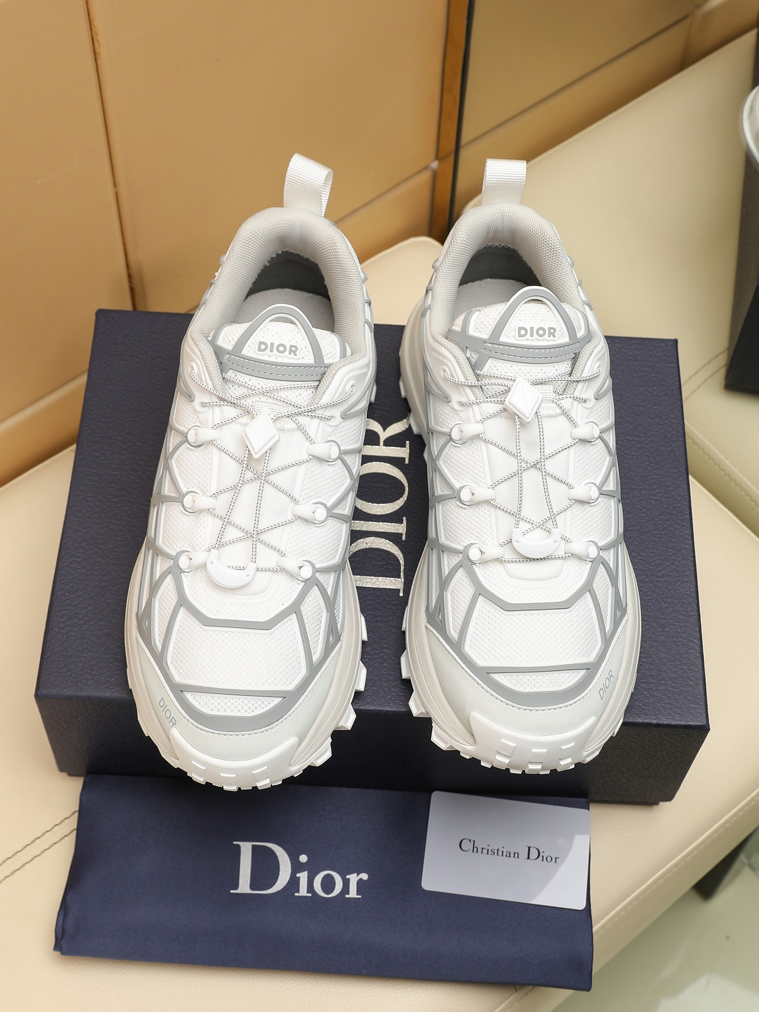 B31 RUNNER Las sneakers destacan una silueta chic adornada con un estampado de cuadros de ratán en z