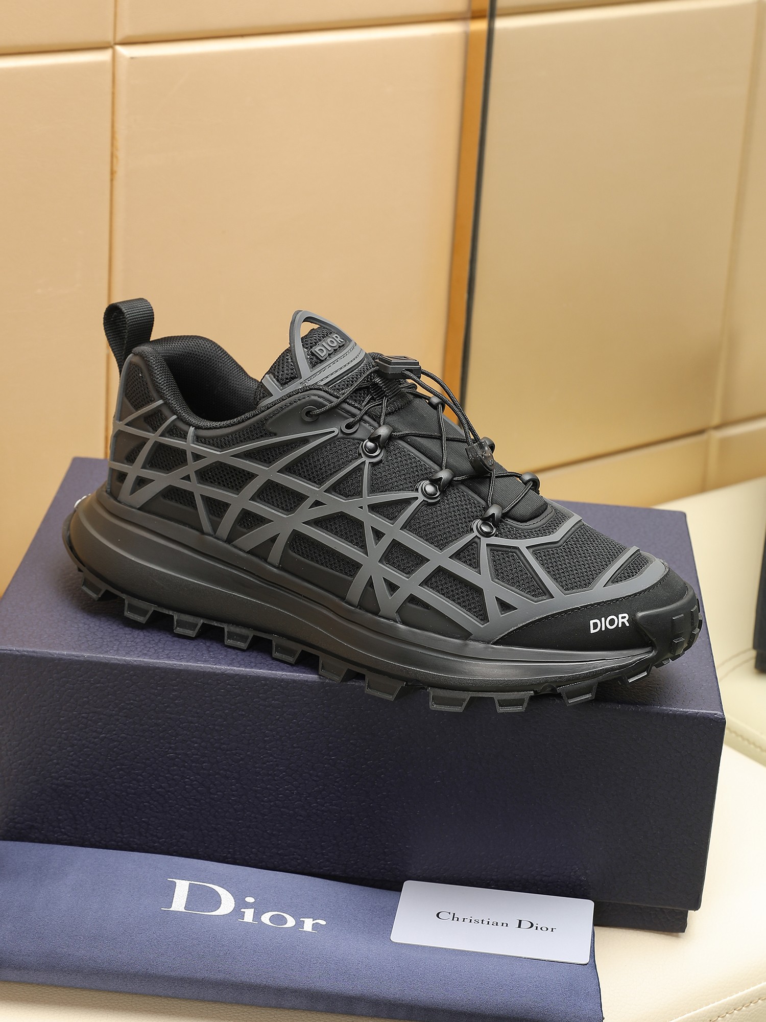 B31 RUNNER Las sneakers destacan una silueta chic adornada con un estampado de cuadros de ratán en z
