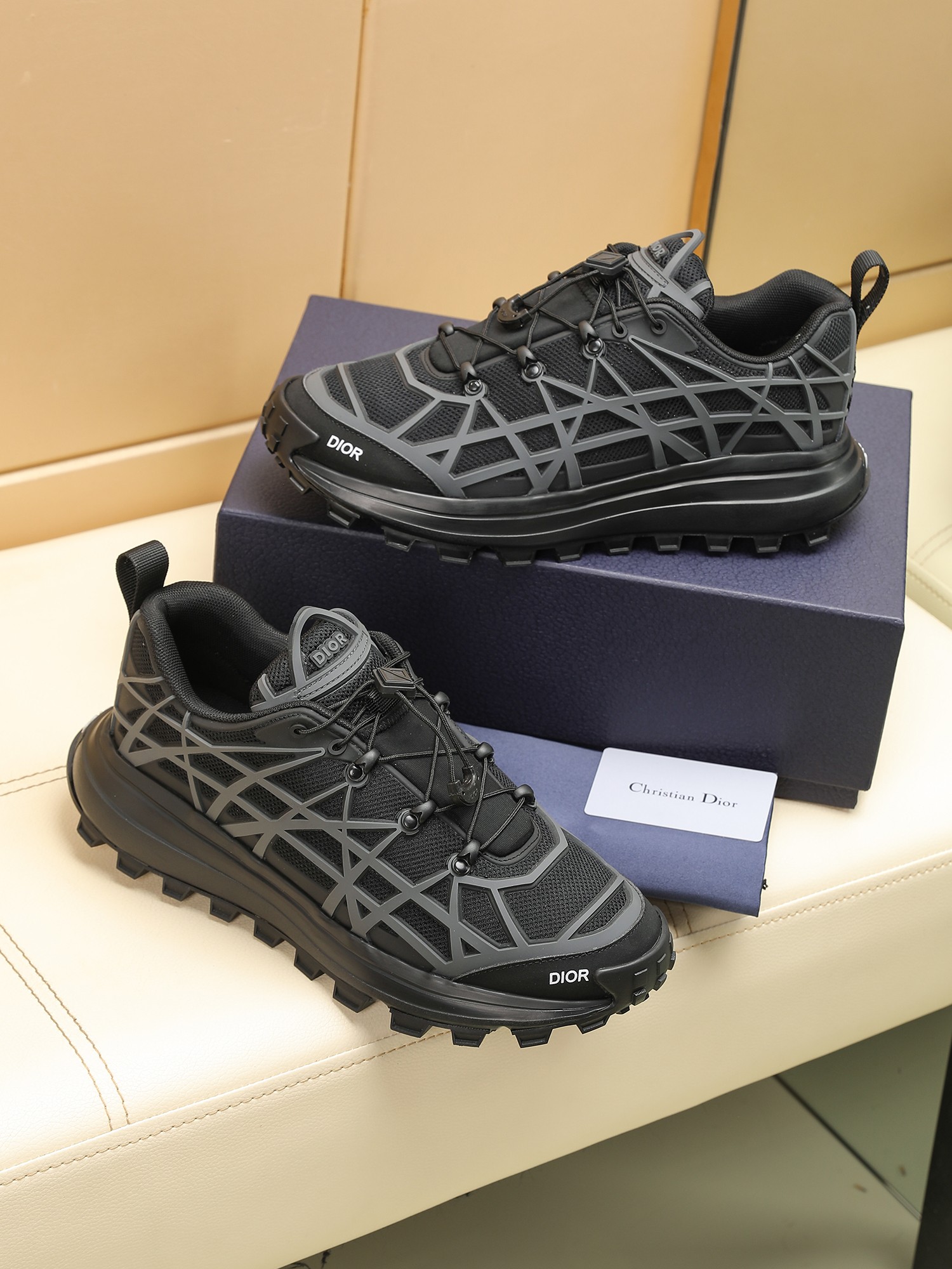 B31 RUNNER Las sneakers destacan una silueta chic adornada con un estampado de cuadros de ratán en z