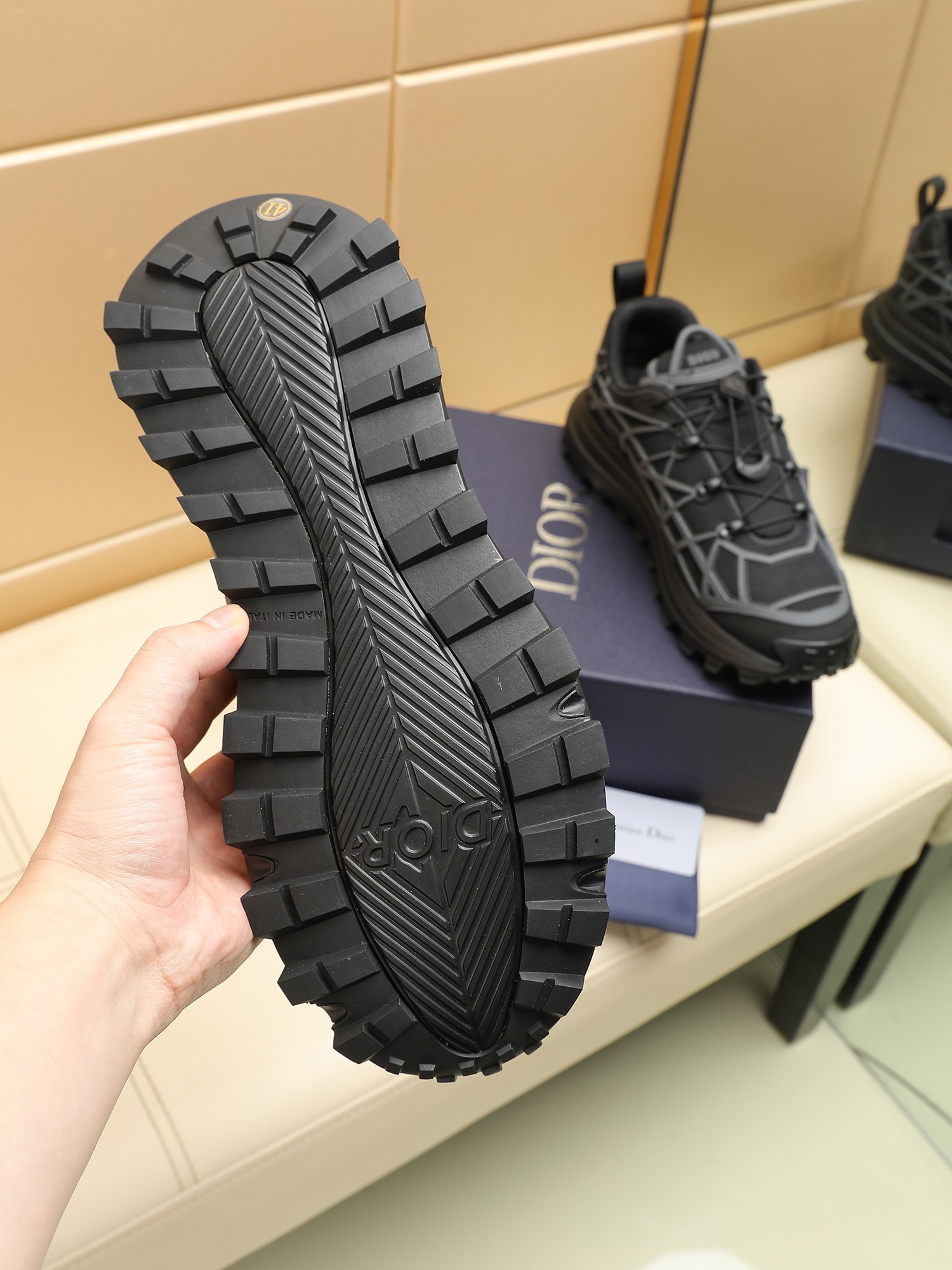 B31 RUNNER Las sneakers destacan una silueta chic adornada con un estampado de cuadros de ratán en z