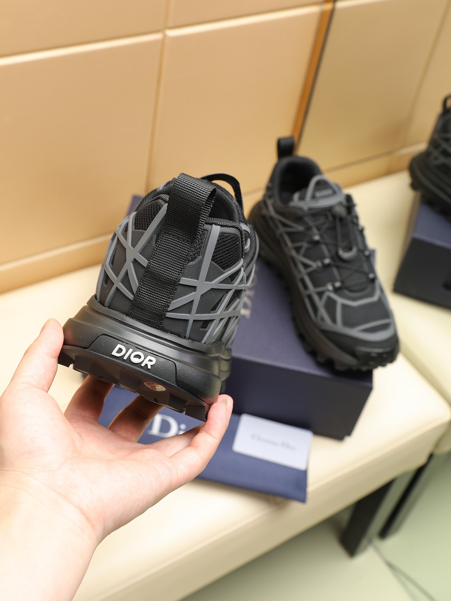 B31 RUNNER Las sneakers destacan una silueta chic adornada con un estampado de cuadros de ratán en z