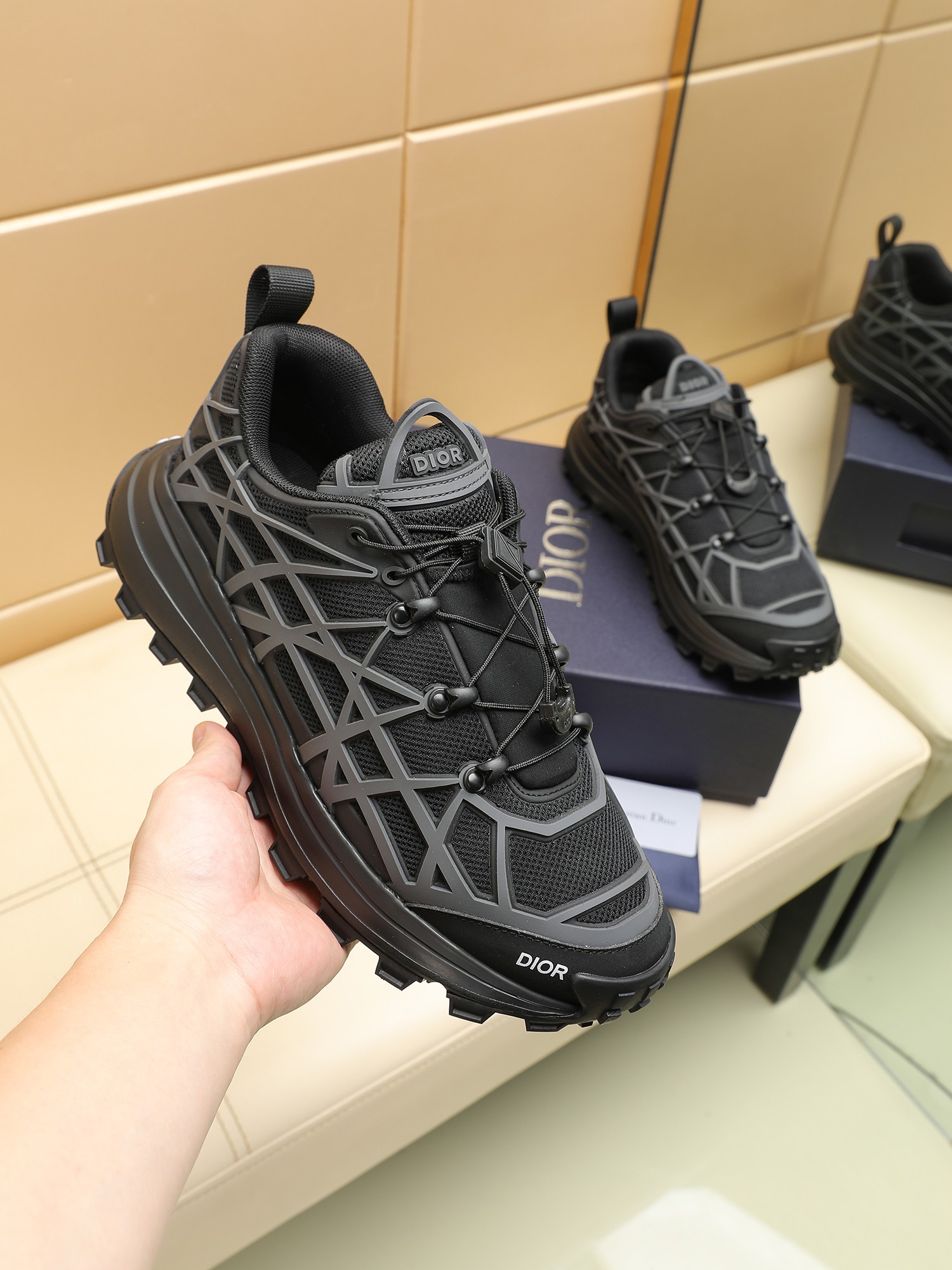 B31 RUNNER Las sneakers destacan una silueta chic adornada con un estampado de cuadros de ratán en z