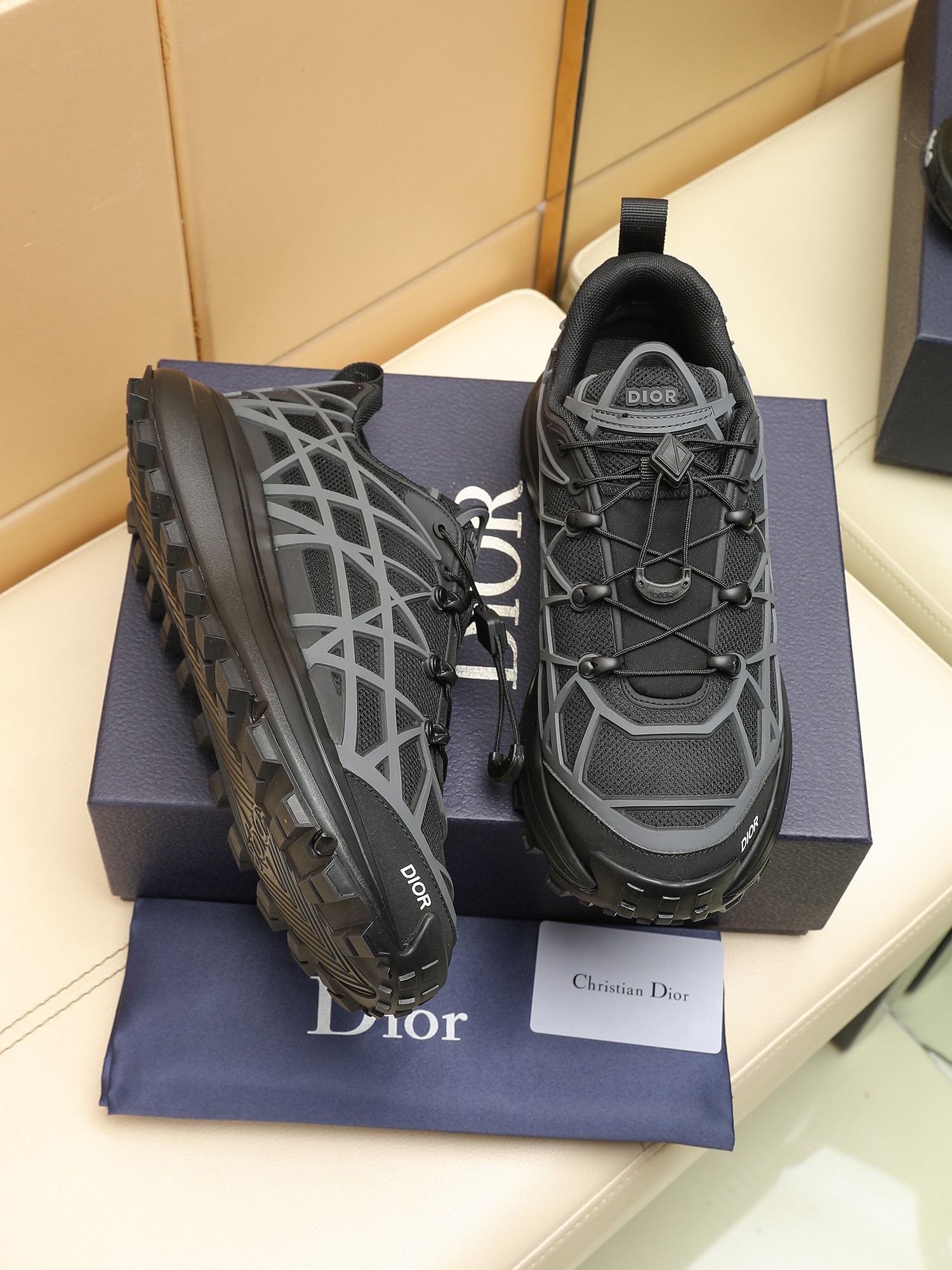 B31 RUNNER Las sneakers destacan una silueta chic adornada con un estampado de cuadros de ratán en z