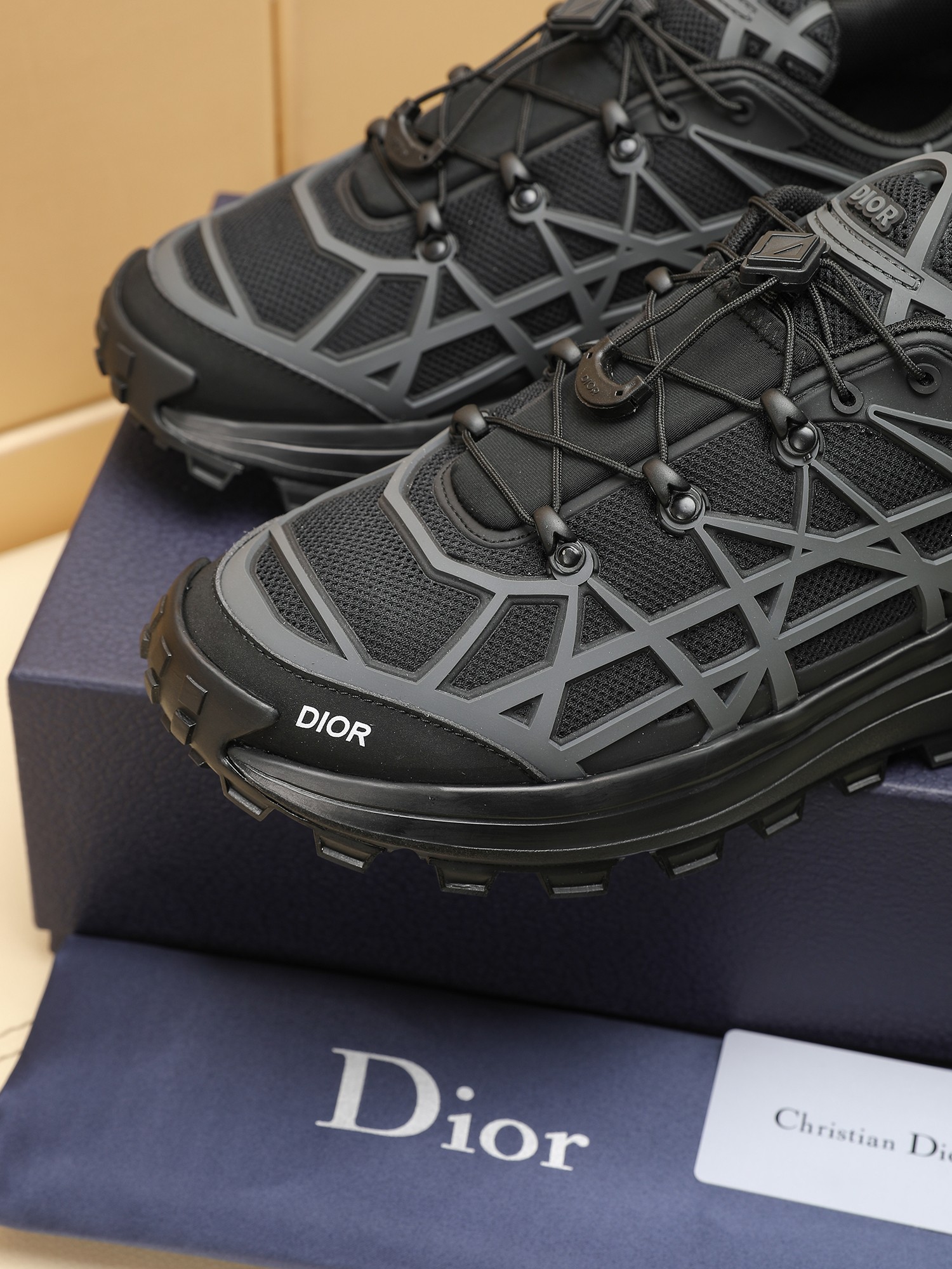B31 RUNNER Las sneakers destacan una silueta chic adornada con un estampado de cuadros de ratán en z