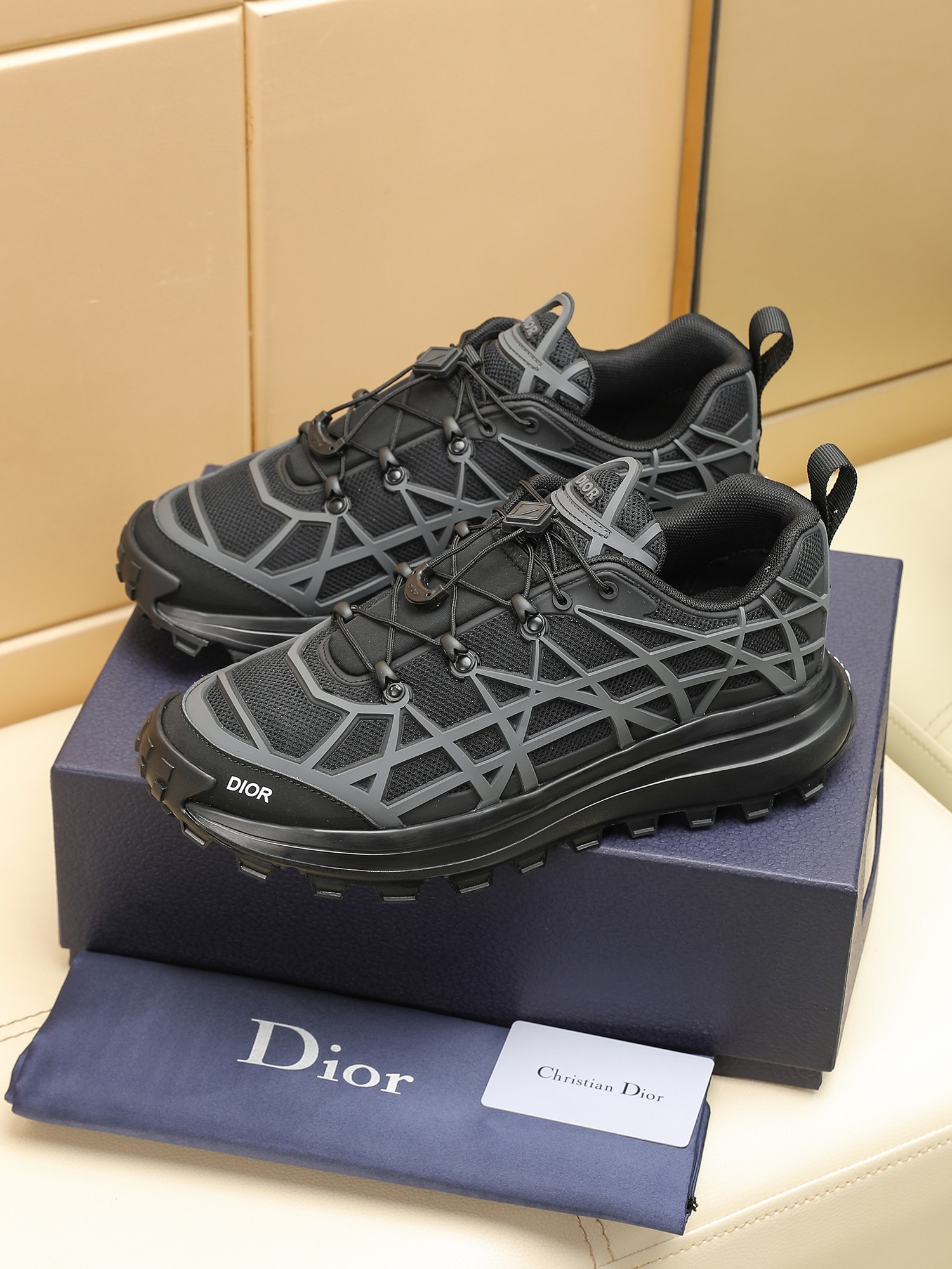 B31 RUNNER Las sneakers destacan una silueta chic adornada con un estampado de cuadros de ratán en z