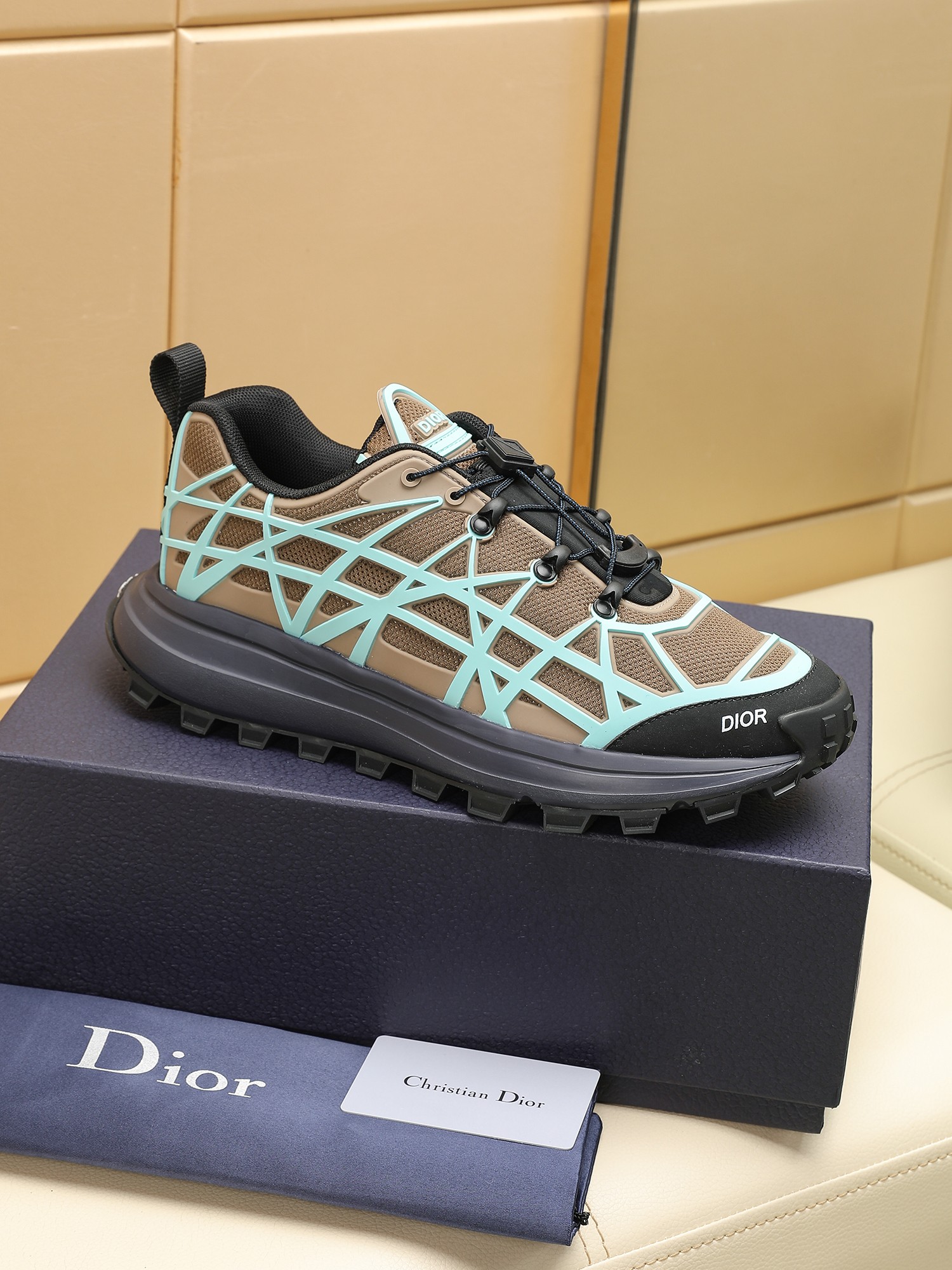 B31 RUNNER Las sneakers destacan una silueta chic adornada con un estampado de cuadros de ratán en z