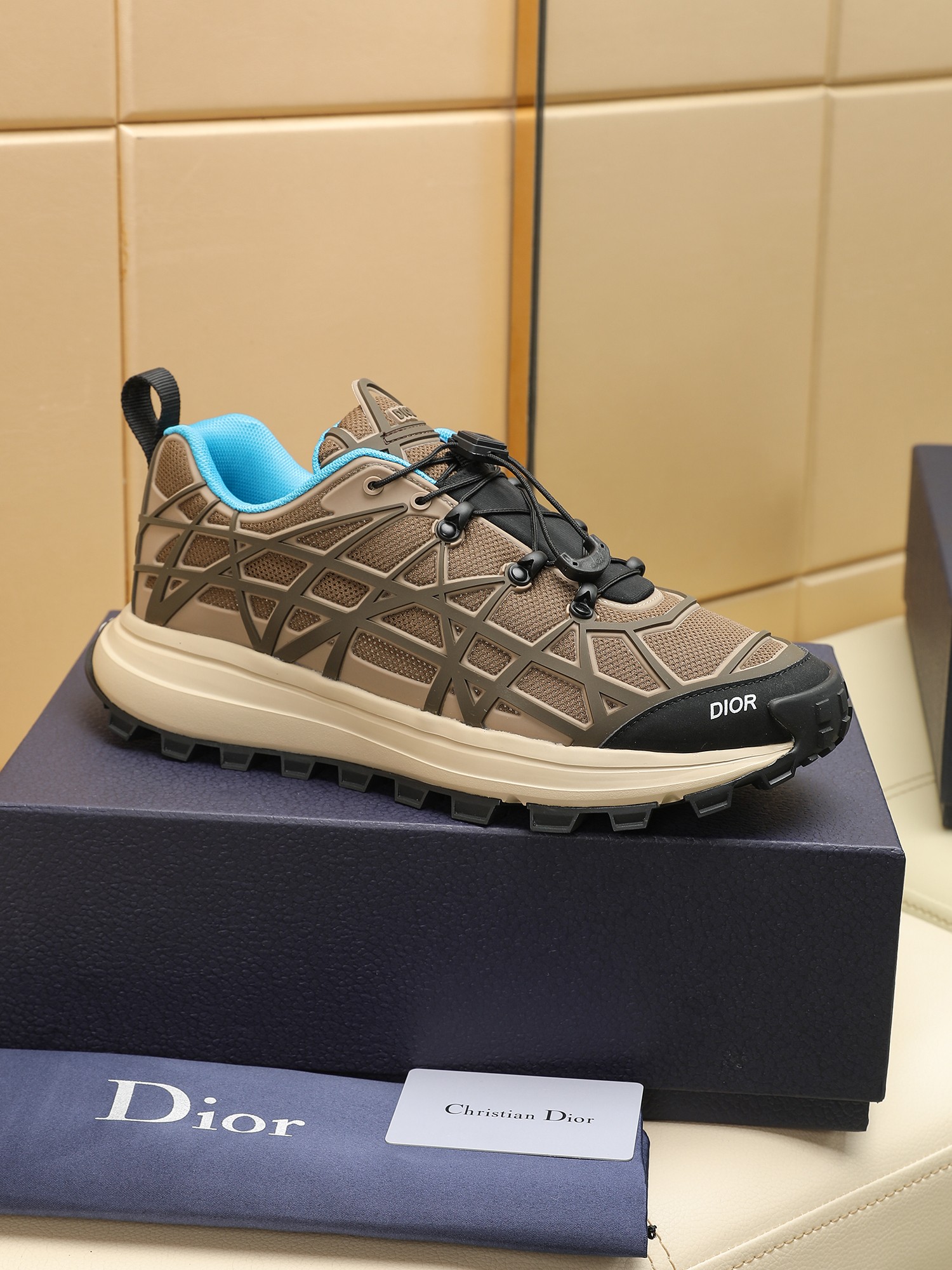B31 RUNNER Las sneakers destacan una silueta chic adornada con un estampado de cuadros de ratán en z
