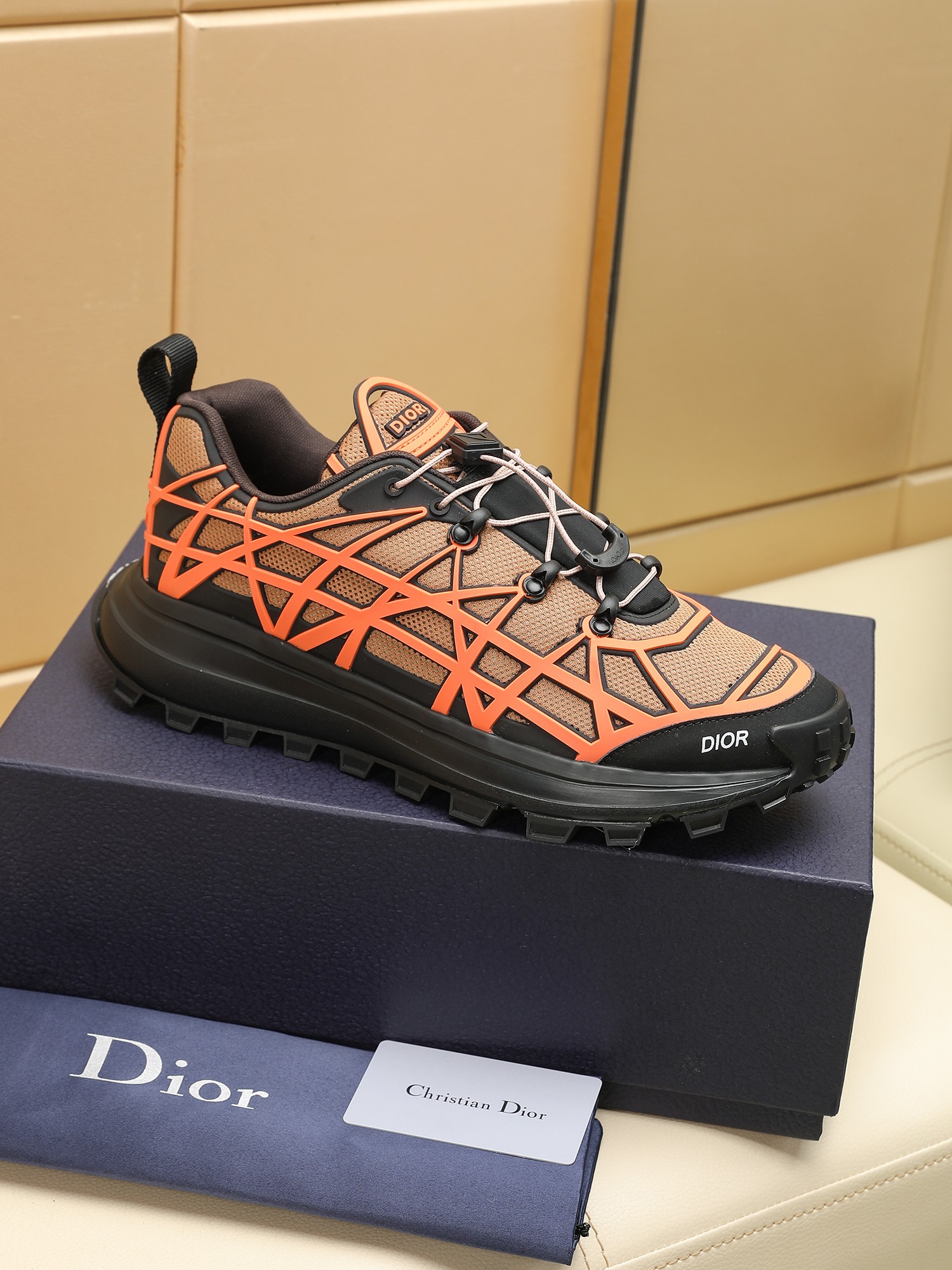 B31 RUNNER Las sneakers destacan una silueta chic adornada con un estampado de cuadros de ratán en z