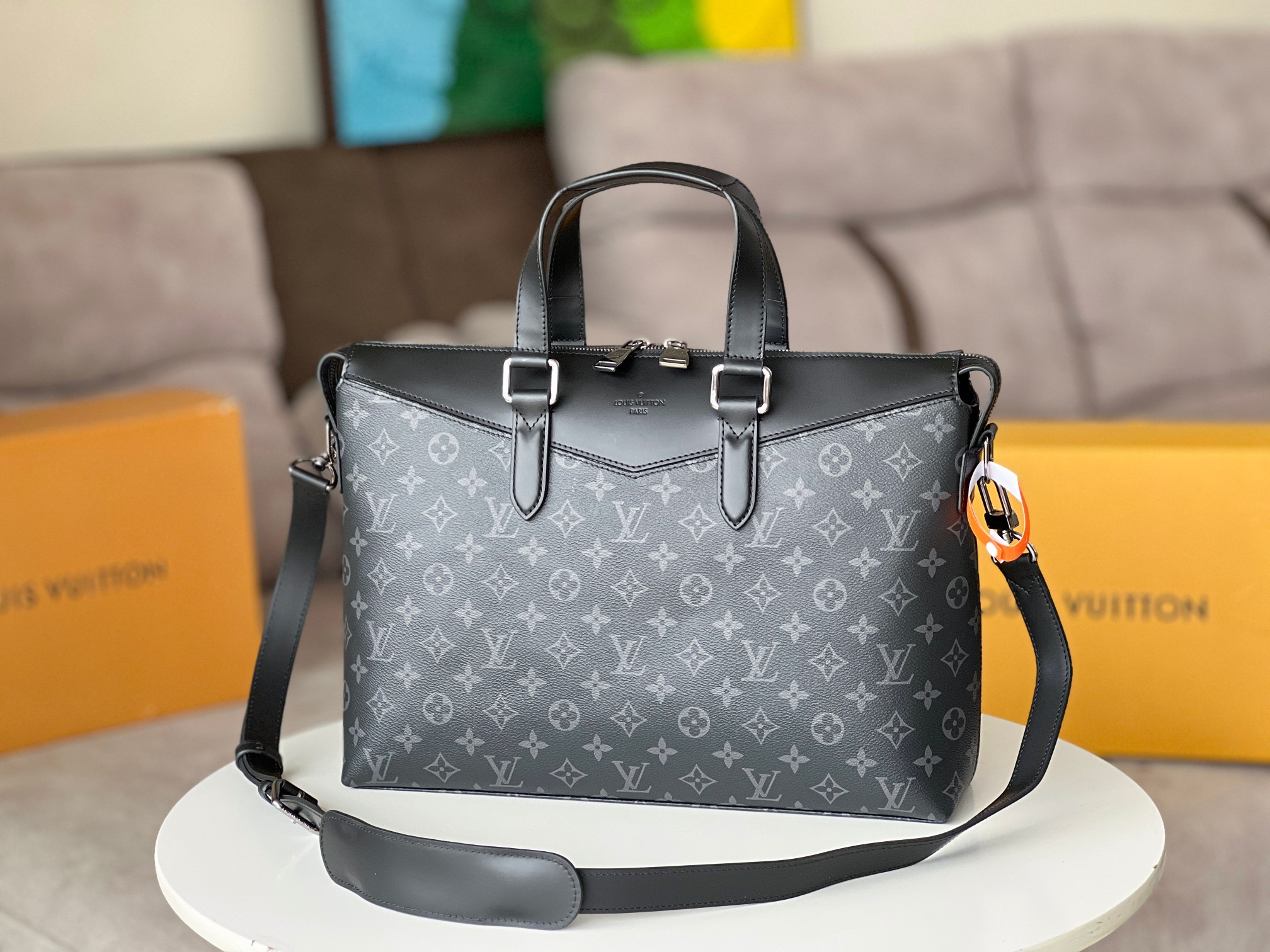 NO:200306,Original list Men's briefcase model: M40566 Black Presbyterian This series is based on L's most classic Monogram leather series as the blueprint. The color is dark blue and black. Louis's most famous classic bag. The highlight of the collaboration model falls on the silver in the details. Fragment Design Lightning Logo. There is nothing more exciting than the two logos put together. Size39*30*10, LV [top original list], louis vuitton, louis vuitton19860909原单 男士公文包型号:M40566黑色老花 这个系列以 L 最经典的 Monogram 皮革系列作为蓝本 颜色上选用深蓝色及黑色 Louis 最著名的经典包款 合作款的亮点落在细节处的银色 Fragment Design 闪电 Logo 上 “LV和闪电”没有什么比这两个Logo放在一起更令人热血沸腾的事了size39*30*10,LV【顶级原单】,louis vuitton,louis vuitton,Bag