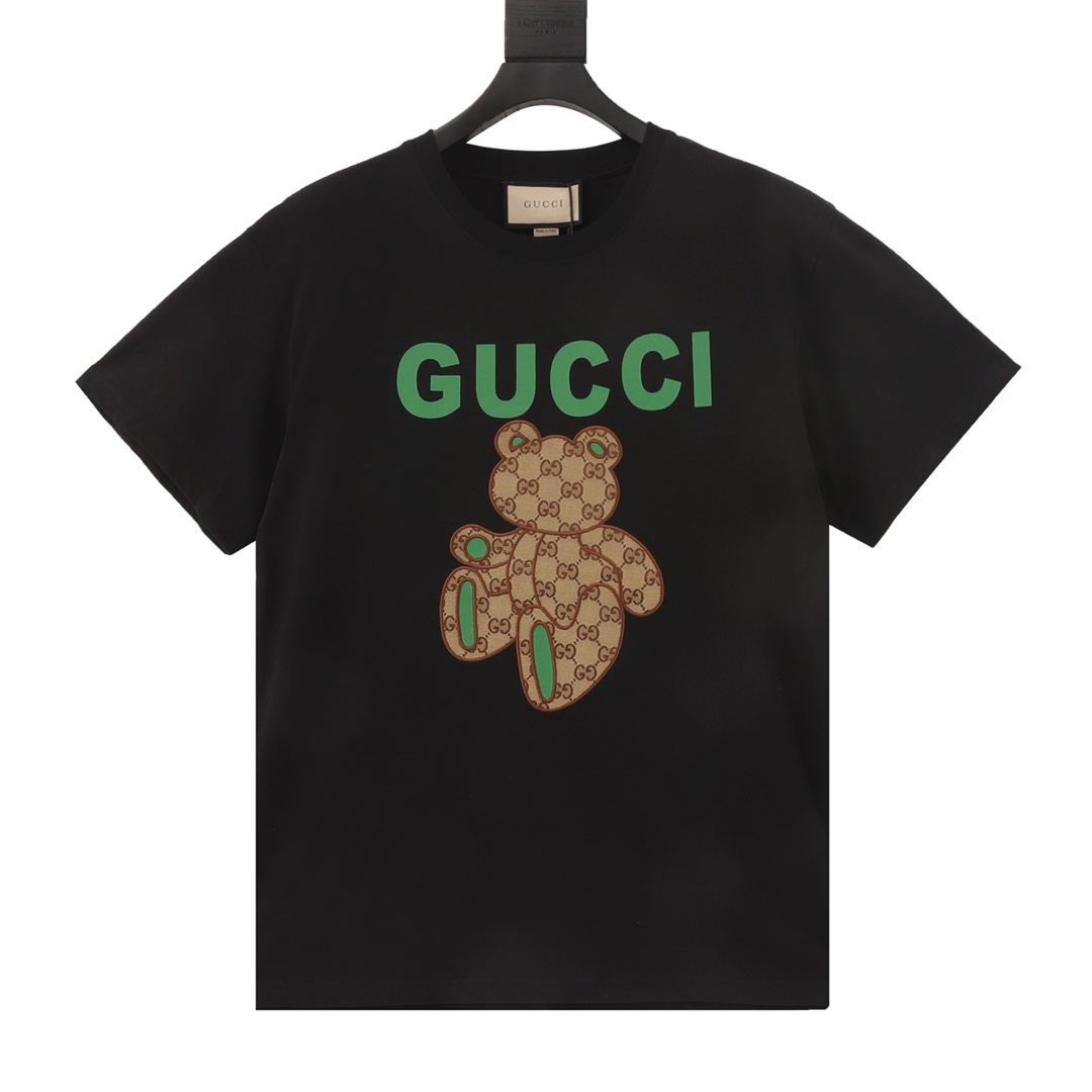 GUCCI/Gucci Camiseta de cuello redondo de manga corta con oso de parche de patrón clásico. Tejido de punto de algodón d…