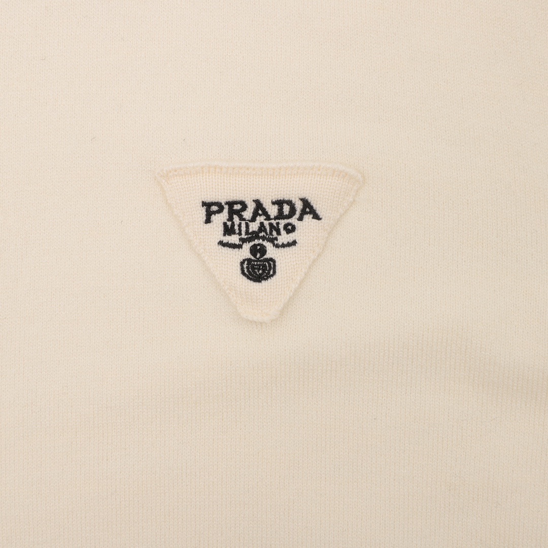 200 PRADA/普拉达 贴布三角标针织POLO衫 对色定染毛料