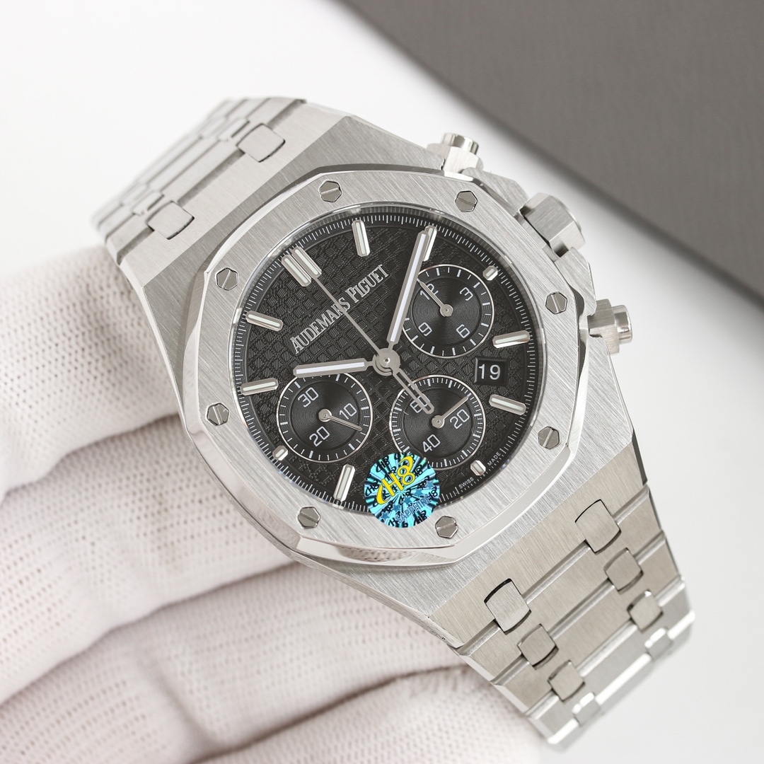 NO:944667,Produced by TW, white steel, rose steel, TW Factory new AP/Audemars Piguet Royal Oak Series J brand new 26240 chronograph, using the same model as the original (6-digit small seconds transparent bottom movement Caliber4401 chronograph movement), with anti-glare sapphire high-transparent glass, the dial is decorated with the classic Grande Tapisserie large plaid pattern  316 stainless steel alternates between satin brushing and polishing, showing an interesting contrast between matte and glossy surfaces. The rough and elegant 41mm dial is full of strength and super luminous display, which can read the time in any environment. For the best luxury gifts, please look for the exclusive quality of TW factory, audemars19860909TW 出品 白钢,玫钢 TW Factory 新品 AP/爱彼 皇家橡树系列J全新26240计时码表,采用同正品一致（6字位小秒 透底机芯Caliber4401计时机芯),搭配防眩目蓝宝石高透玻璃 表盘装饰经典的Grande Tapisserie 大型格纹图案 316精钢采用缎面拉丝与抛光交替,呈现出哑光与亮面相映成趣效果,粗犷大气的41mm表盘,劲道十足,超强夜光显示,可以在任何环境下读取时间送礼最佳奢华推荐请认准TW厂独家品质,,audemars,Watch