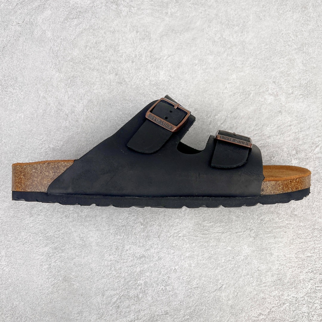 零售💰230 ＃DC Birkenstock Arizona 系列勃肯皮革绒面双扣时尚凉拖鞋 牛皮绒面革质地柔软 搭配可调节鞋扣提升穿着舒适度 人体工学设计分散脚部压力 保护脚踝 软木乳胶鞋床具有一定的收缩性 长时间穿着后能贴合脚型 EVA鞋底回弹性和抗张性力高 具有良好的防震、缓冲性  四季皆宜 柔软的鞋床采用额外的泡沫缓冲层 提供额外的舒适感和全天支撑 全网独家首发 源于德国的严谨工艺  牛巴戎面 中层松木 EVA 三层组合大底 优质牛皮面料五金扣 出口订单 尺码：35-44 编码：by2936030-运动鞋