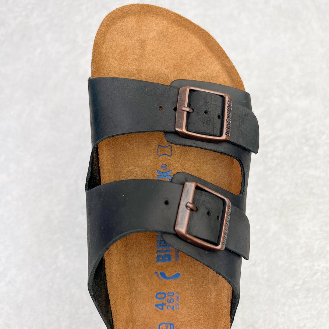 图片[4]-零售💰230 ＃DC Birkenstock Arizona 系列勃肯皮革绒面双扣时尚凉拖鞋 牛皮绒面革质地柔软 搭配可调节鞋扣提升穿着舒适度 人体工学设计分散脚部压力 保护脚踝 软木乳胶鞋床具有一定的收缩性 长时间穿着后能贴合脚型 EVA鞋底回弹性和抗张性力高 具有良好的防震、缓冲性  四季皆宜 柔软的鞋床采用额外的泡沫缓冲层 提供额外的舒适感和全天支撑 全网独家首发 源于德国的严谨工艺  牛巴戎面 中层松木 EVA 三层组合大底 优质牛皮面料五金扣 出口订单 尺码：35-44 编码：by2936030-运动鞋