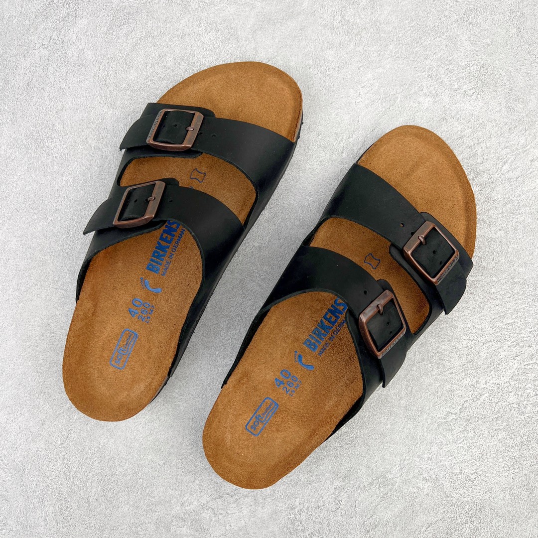 图片[3]-零售💰230 ＃DC Birkenstock Arizona 系列勃肯皮革绒面双扣时尚凉拖鞋 牛皮绒面革质地柔软 搭配可调节鞋扣提升穿着舒适度 人体工学设计分散脚部压力 保护脚踝 软木乳胶鞋床具有一定的收缩性 长时间穿着后能贴合脚型 EVA鞋底回弹性和抗张性力高 具有良好的防震、缓冲性  四季皆宜 柔软的鞋床采用额外的泡沫缓冲层 提供额外的舒适感和全天支撑 全网独家首发 源于德国的严谨工艺  牛巴戎面 中层松木 EVA 三层组合大底 优质牛皮面料五金扣 出口订单 尺码：35-44 编码：by2936030-运动鞋