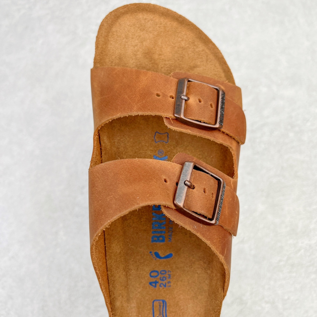 图片[4]-零售💰230 ＃DC Birkenstock Arizona 系列勃肯皮革绒面双扣时尚凉拖鞋 牛皮绒面革质地柔软 搭配可调节鞋扣提升穿着舒适度 人体工学设计分散脚部压力 保护脚踝 软木乳胶鞋床具有一定的收缩性 长时间穿着后能贴合脚型 EVA鞋底回弹性和抗张性力高 具有良好的防震、缓冲性  四季皆宜 柔软的鞋床采用额外的泡沫缓冲层 提供额外的舒适感和全天支撑 全网独家首发 源于德国的严谨工艺  牛巴戎面 中层松木 EVA 三层组合大底 优质牛皮面料五金扣 出口订单 尺码：35-44 编码：by2936030-运动鞋