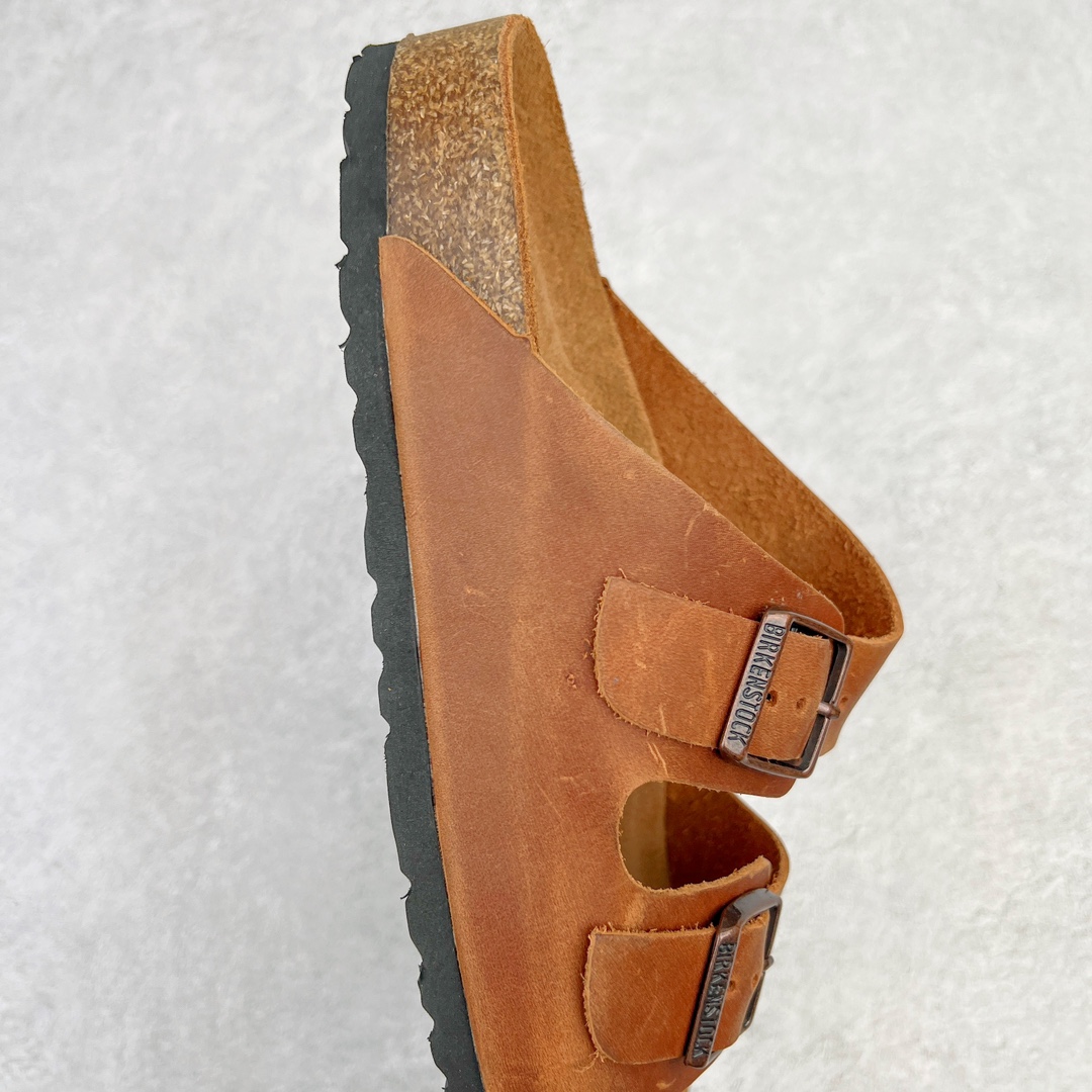 图片[5]-零售💰230 ＃DC Birkenstock Arizona 系列勃肯皮革绒面双扣时尚凉拖鞋 牛皮绒面革质地柔软 搭配可调节鞋扣提升穿着舒适度 人体工学设计分散脚部压力 保护脚踝 软木乳胶鞋床具有一定的收缩性 长时间穿着后能贴合脚型 EVA鞋底回弹性和抗张性力高 具有良好的防震、缓冲性  四季皆宜 柔软的鞋床采用额外的泡沫缓冲层 提供额外的舒适感和全天支撑 全网独家首发 源于德国的严谨工艺  牛巴戎面 中层松木 EVA 三层组合大底 优质牛皮面料五金扣 出口订单 尺码：35-44 编码：by2936030-运动鞋