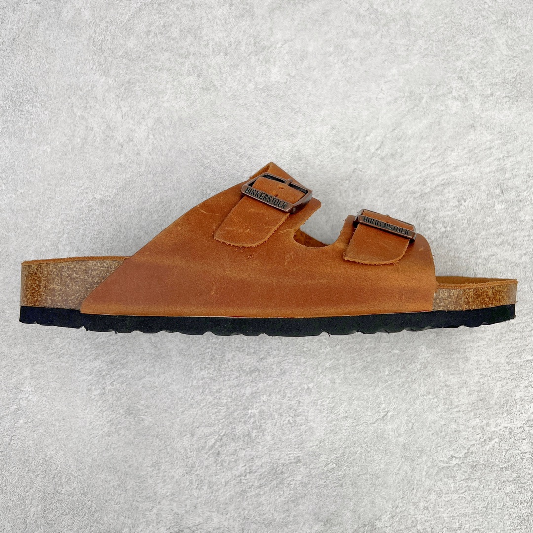 零售💰230 ＃DC Birkenstock Arizona 系列勃肯皮革绒面双扣时尚凉拖鞋 牛皮绒面革质地柔软 搭配可调节鞋扣提升穿着舒适度 人体工学设计分散脚部压力 保护脚踝 软木乳胶鞋床具有一定的收缩性 长时间穿着后能贴合脚型 EVA鞋底回弹性和抗张性力高 具有良好的防震、缓冲性  四季皆宜 柔软的鞋床采用额外的泡沫缓冲层 提供额外的舒适感和全天支撑 全网独家首发 源于德国的严谨工艺  牛巴戎面 中层松木 EVA 三层组合大底 优质牛皮面料五金扣 出口订单 尺码：35-44 编码：by2936030-运动鞋