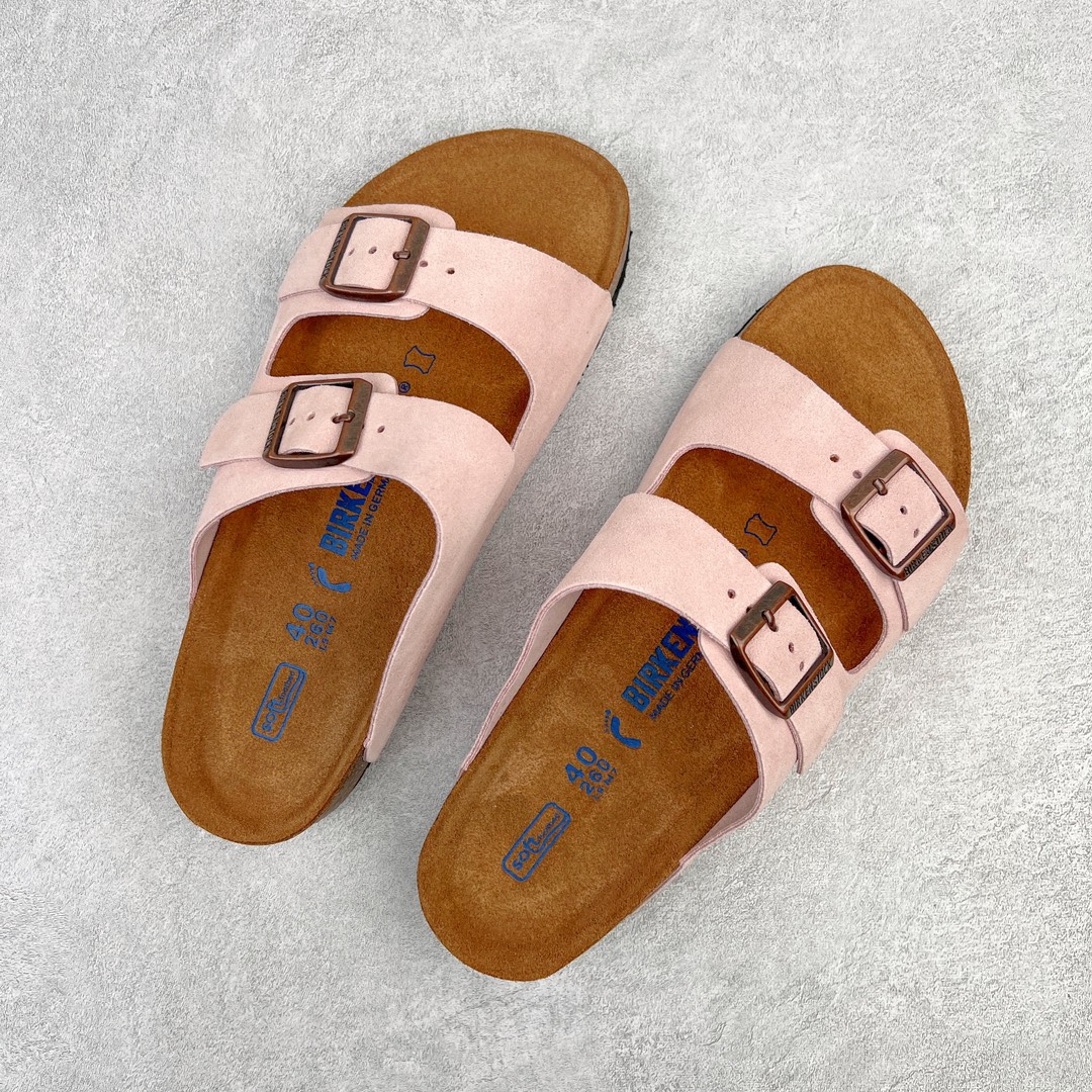 图片[3]-零售💰230 ＃DC Birkenstock Arizona 系列勃肯皮革绒面双扣时尚凉拖鞋 牛皮绒面革质地柔软 搭配可调节鞋扣提升穿着舒适度 人体工学设计分散脚部压力 保护脚踝 软木乳胶鞋床具有一定的收缩性 长时间穿着后能贴合脚型 EVA鞋底回弹性和抗张性力高 具有良好的防震、缓冲性  四季皆宜 柔软的鞋床采用额外的泡沫缓冲层 提供额外的舒适感和全天支撑 全网独家首发 源于德国的严谨工艺  牛巴戎面 中层松木 EVA 三层组合大底 优质牛皮面料五金扣 出口订单 尺码：35-44 编码：by2936030-运动鞋