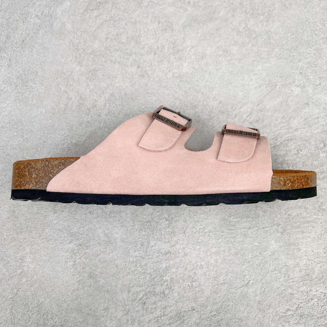 零售💰230 ＃DC Birkenstock Arizona 系列勃肯皮革绒面双扣时尚凉拖鞋 牛皮绒面革质地柔软 搭配可调节鞋扣提升穿着舒适度 人体工学设计分散脚部压力 保护脚踝 软木乳胶鞋床具有一定的收缩性 长时间穿着后能贴合脚型 EVA鞋底回弹性和抗张性力高 具有良好的防震、缓冲性  四季皆宜 柔软的鞋床采用额外的泡沫缓冲层 提供额外的舒适感和全天支撑 全网独家首发 源于德国的严谨工艺  牛巴戎面 中层松木 EVA 三层组合大底 优质牛皮面料五金扣 出口订单 尺码：35-44 编码：by2936030-运动鞋