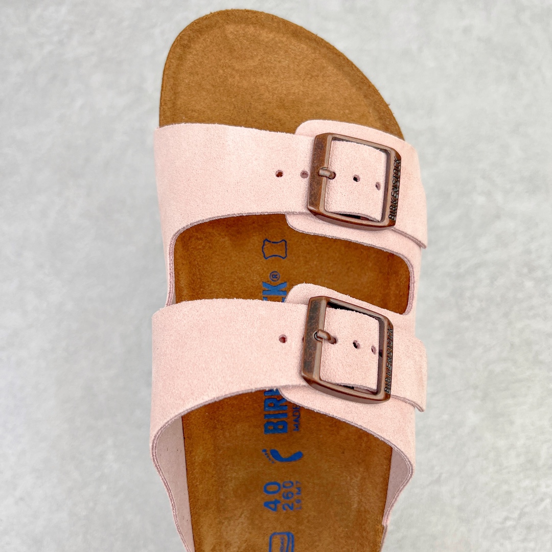 图片[4]-零售💰230 ＃DC Birkenstock Arizona 系列勃肯皮革绒面双扣时尚凉拖鞋 牛皮绒面革质地柔软 搭配可调节鞋扣提升穿着舒适度 人体工学设计分散脚部压力 保护脚踝 软木乳胶鞋床具有一定的收缩性 长时间穿着后能贴合脚型 EVA鞋底回弹性和抗张性力高 具有良好的防震、缓冲性  四季皆宜 柔软的鞋床采用额外的泡沫缓冲层 提供额外的舒适感和全天支撑 全网独家首发 源于德国的严谨工艺  牛巴戎面 中层松木 EVA 三层组合大底 优质牛皮面料五金扣 出口订单 尺码：35-44 编码：by2936030-运动鞋