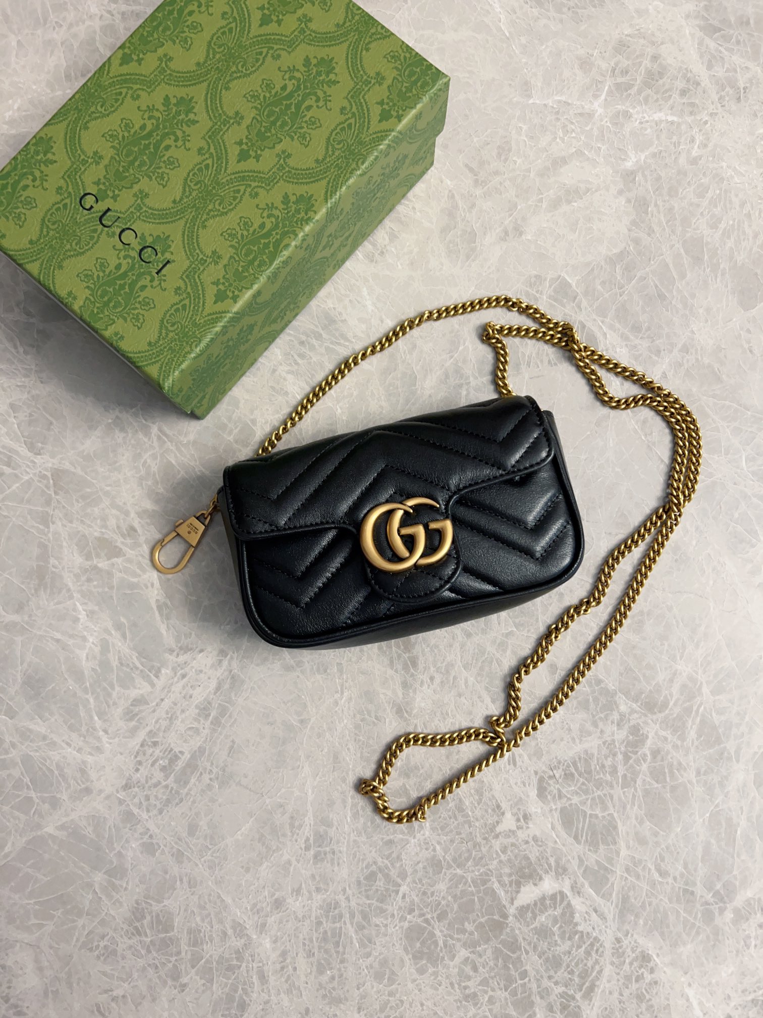 NO:671772,Upgraded version GUCCI official website is updated simultaneously~ The latest mini bag in the GG marmont series, the cute design is more practical and can easily accommodate plus mobile phones, lipsticks, and small card holders. The imported calfskin feels soft to the touch, fashionable and compact!  Model 476433, size 16.5*10.2*5.1 cm, color black, green, white, bright red, nude pink, Gucci wallet, gucci, wallets, cowhide19860909升级版 GUCCI官网同步更新～GG marmont 系列最新款mini包,乖巧造型神器可爱的设计更多了实用性,能轻松容纳plus手机、口红、小卡包进口小牛皮手感柔软,时尚小巧！ 型号476433 ,尺寸16.5*10.2*5.1 cm,颜色黑色,绿色,白色,大红,裸粉,Gucci钱包,gucci,wallets,cowhide,欧美剧