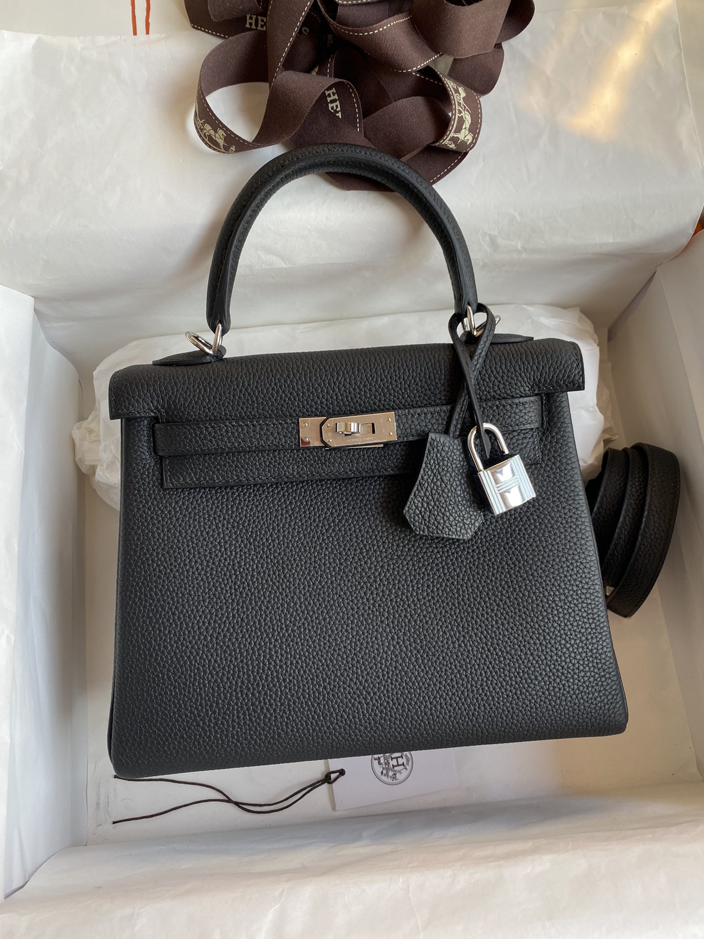 Kelly 25cm piel Togo importada, negro, hebilla plateada