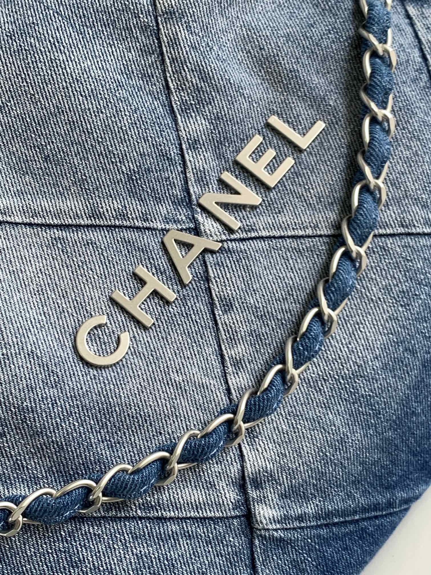 現货CHANEL最新牛仔22bag购物袋变色牛仔搭配银色五金牛仔面料相对会更加轻便包包设计延续经典菱格绗