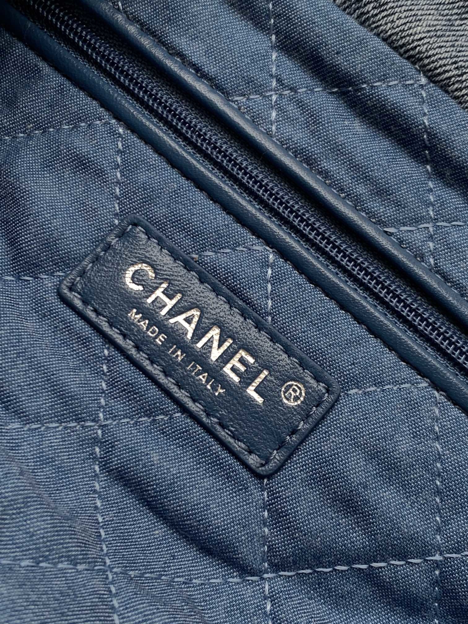 現货CHANEL最新牛仔22bag购物袋变色牛仔搭配银色五金牛仔面料相对会更加轻便包包设计延续经典菱格绗