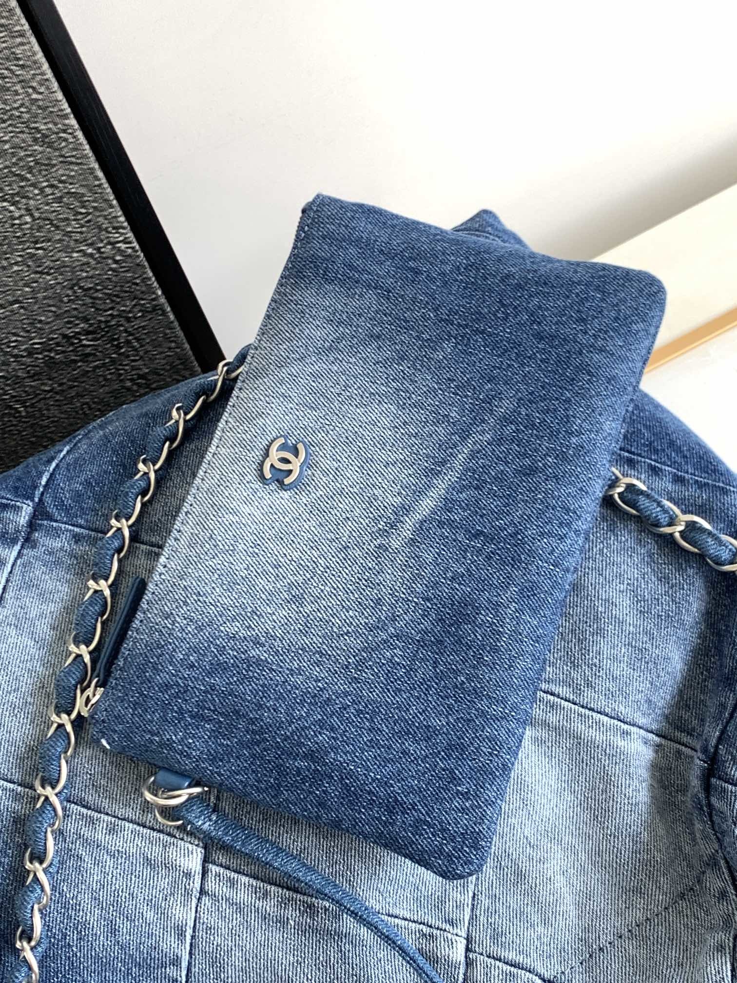 現货CHANEL最新牛仔22bag购物袋变色牛仔搭配银色五金牛仔面料相对会更加轻便包包设计延续经典菱格绗