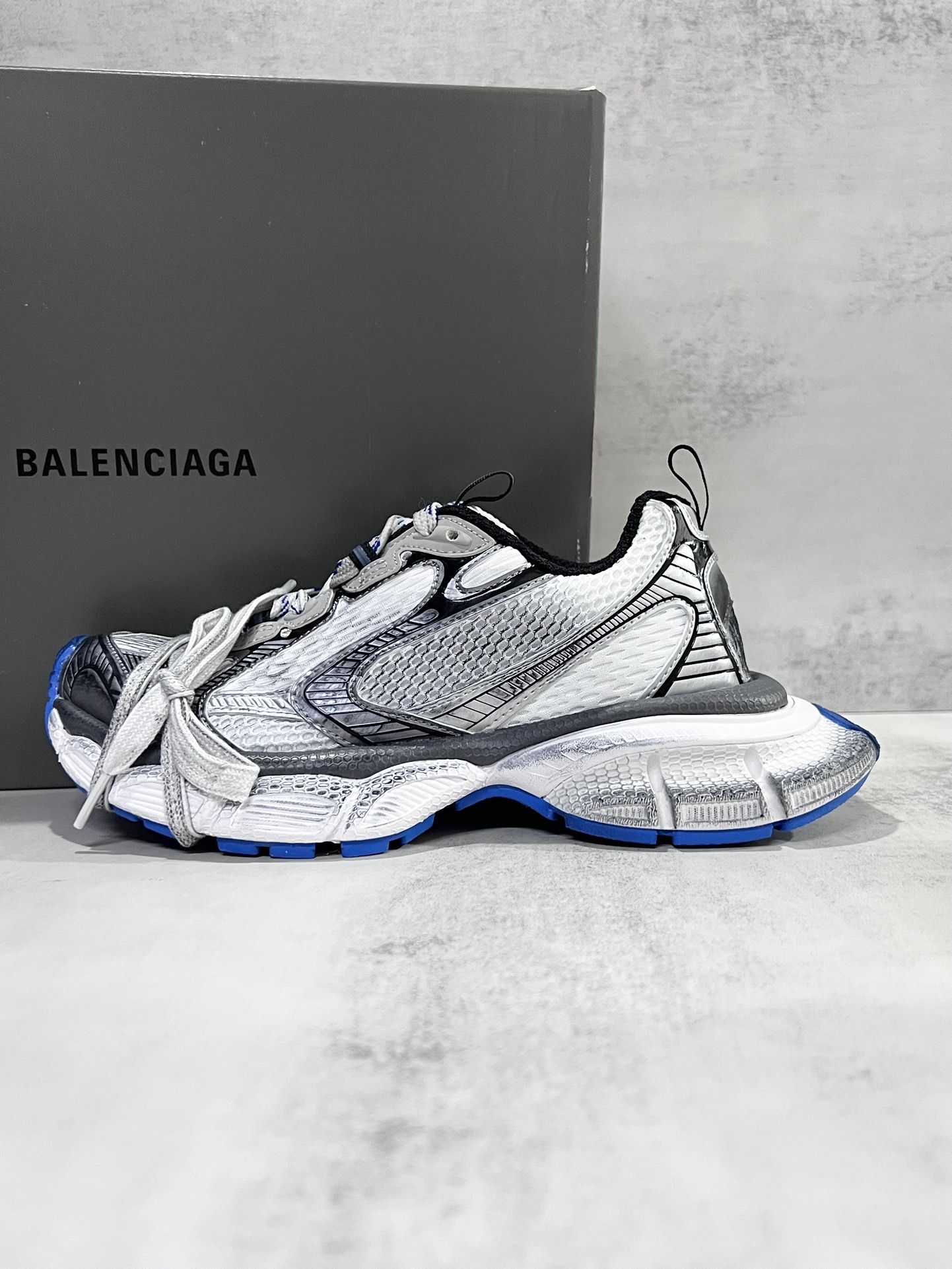 巴黎世家3XL十代Balenciaga Phantom Sneaker 官方同步 巴黎世家十代潮流跑鞋
增加全新设计 在延续 Track Trainer 户外轮廓和复杂鞋面结构的同时，新版本在后跟位置增加了透明带的部件
尺码：35 36 37 38 39 40 41 42 43 44 45 46