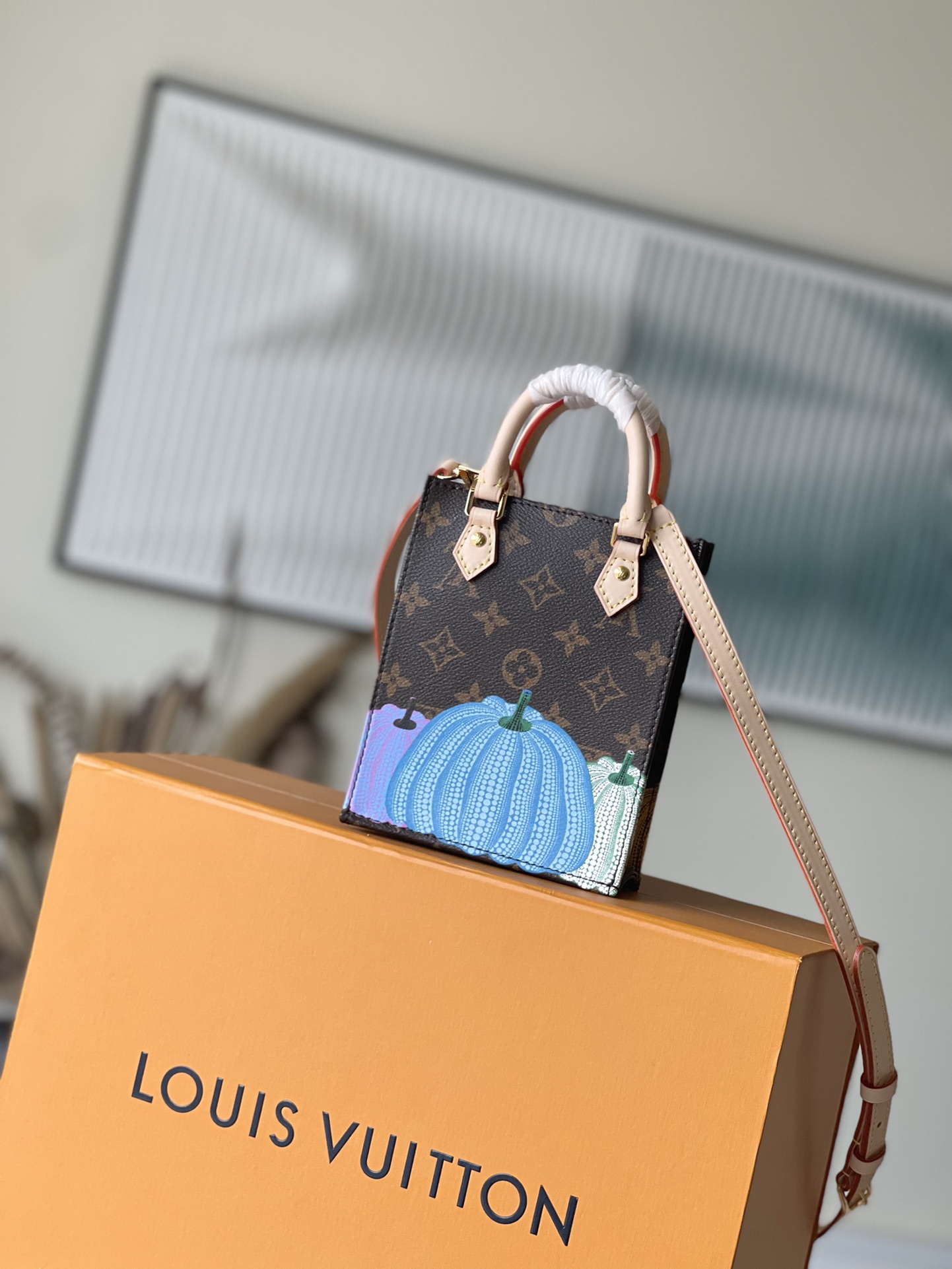 Louis Vuitton: LV x YK Petit Sac Plat M82112