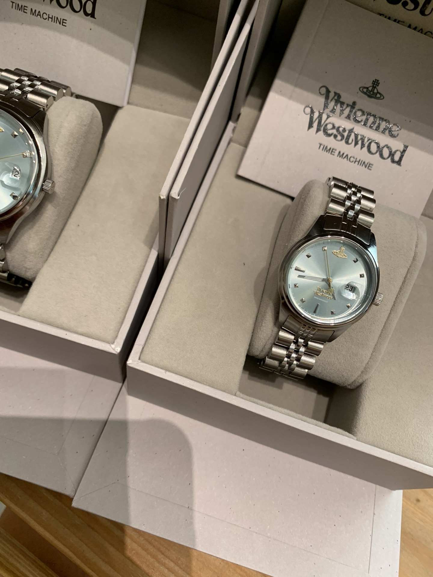 Vivienne Westwood 薇薇安西太后手表绝美碎冰蓝 全网断货，代购价格炒到了3000+西太后小蓝表终于来了！ 不同光线会呈现不一样的蓝色调，好看到挪不开眼睛的程度。 大小两个尺寸，可做情侣款，姐妹款。 钢壳钢壳，表带可调节。 大号英国限定款，尺寸：37MM 小号VIP礼品款， 尺寸：29MM