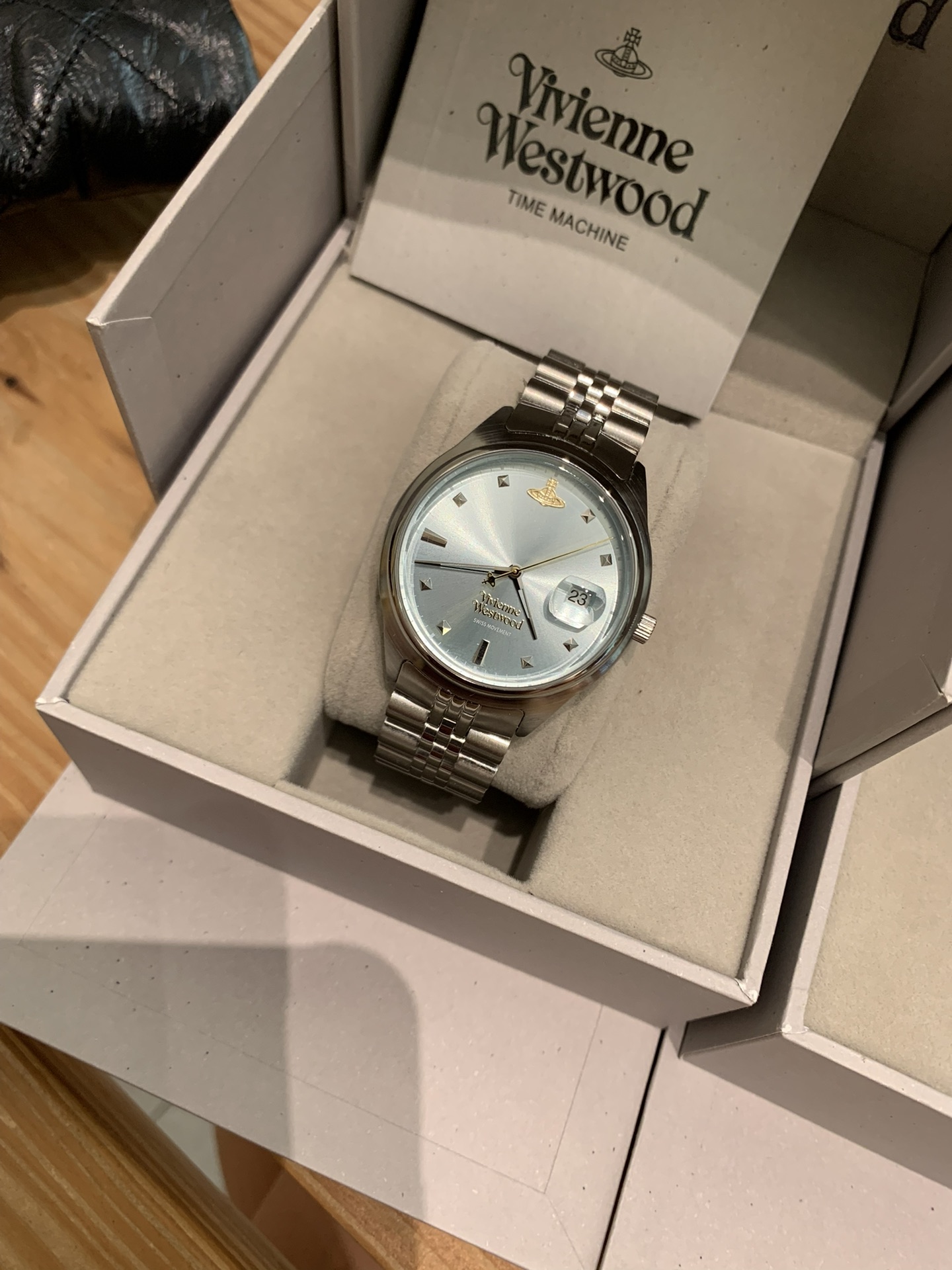 Vivienne Westwood 薇薇安西太后手表绝美碎冰蓝 全网断货，代购价格炒到了3000+西太后小蓝表终于来了！ 不同光线会呈现不一样的蓝色调，好看到挪不开眼睛的程度。 大小两个尺寸，可做情侣款，姐妹款。 钢壳钢壳，表带可调节。 大号英国限定款，尺寸：37MM 小号VIP礼品款， 尺寸：29MM