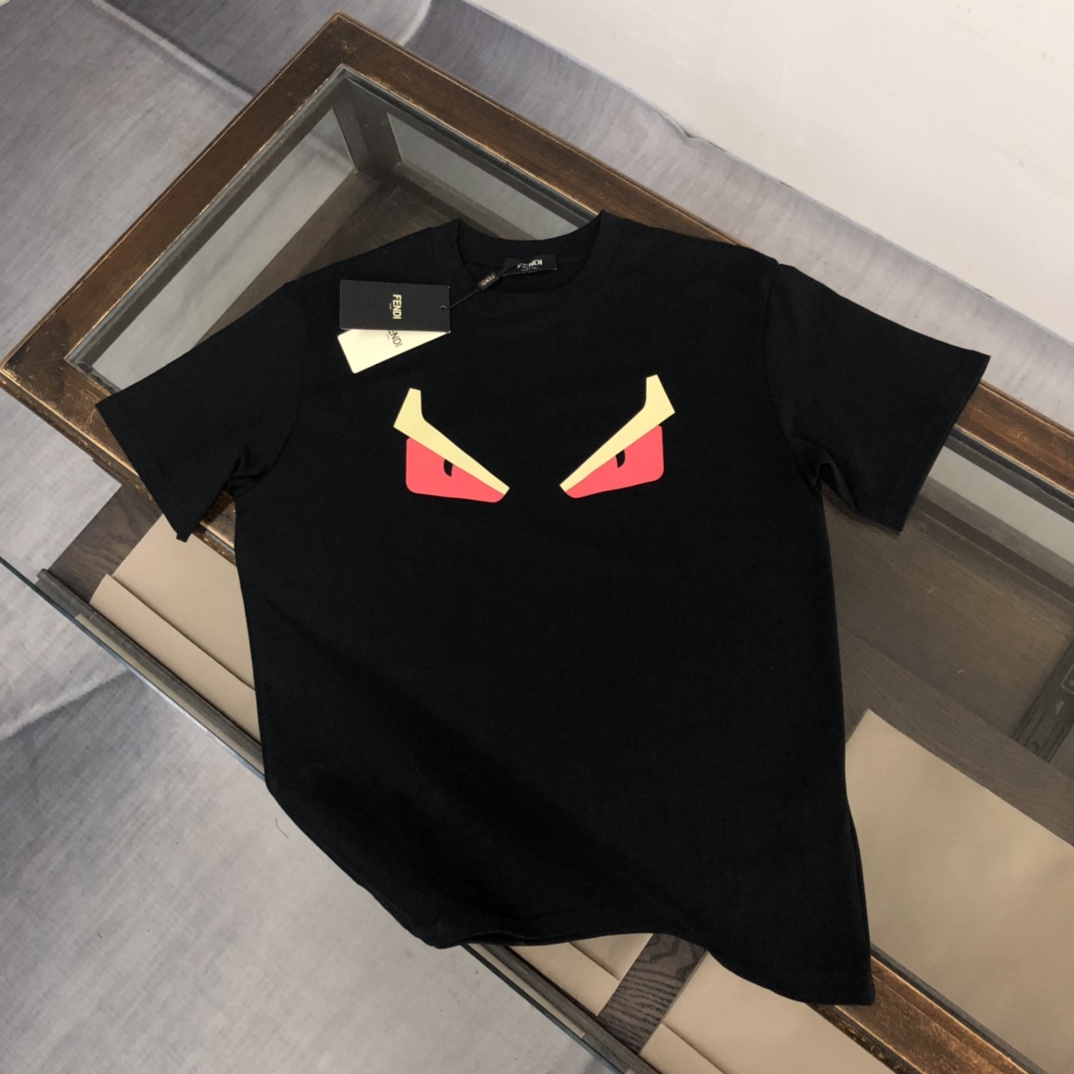 🔥FENDI 芬迪 新款上市 专柜系列纯棉T恤！全新设计灵感，极具时尚代表性！精致小眼睛👀撞色logo印花设计！！手感舒适透气！绝非一般的YY之作！极为时尚耐看有腔调，上身效果高端大气，极致有型的百搭款！！三标齐全！！ 颜色：黑色 白…