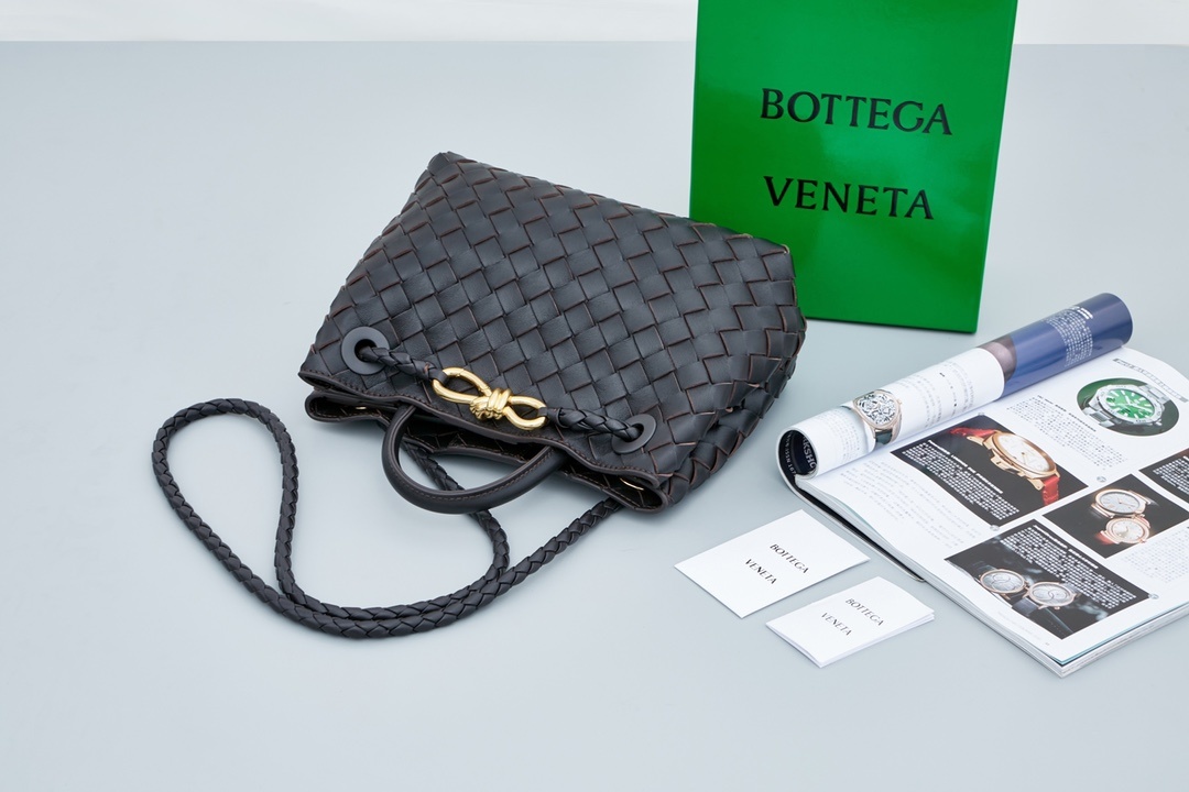 BottegaVeneta2023夏季系列Andiamo手袋大牌明星相继撞款!刘雯杜鹃井柏然米卡郭采洁等