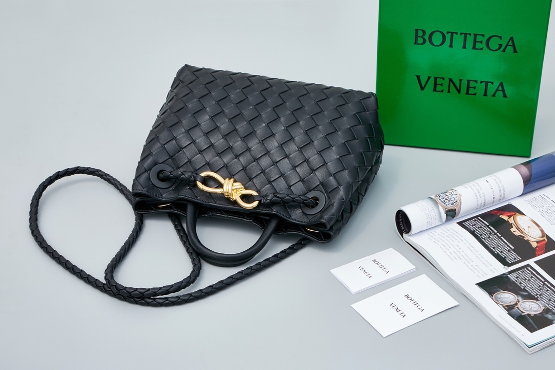 BottegaVeneta2023夏季系列Andiamo手袋大牌明星相继撞款!刘雯杜鹃井柏然米卡郭采洁等