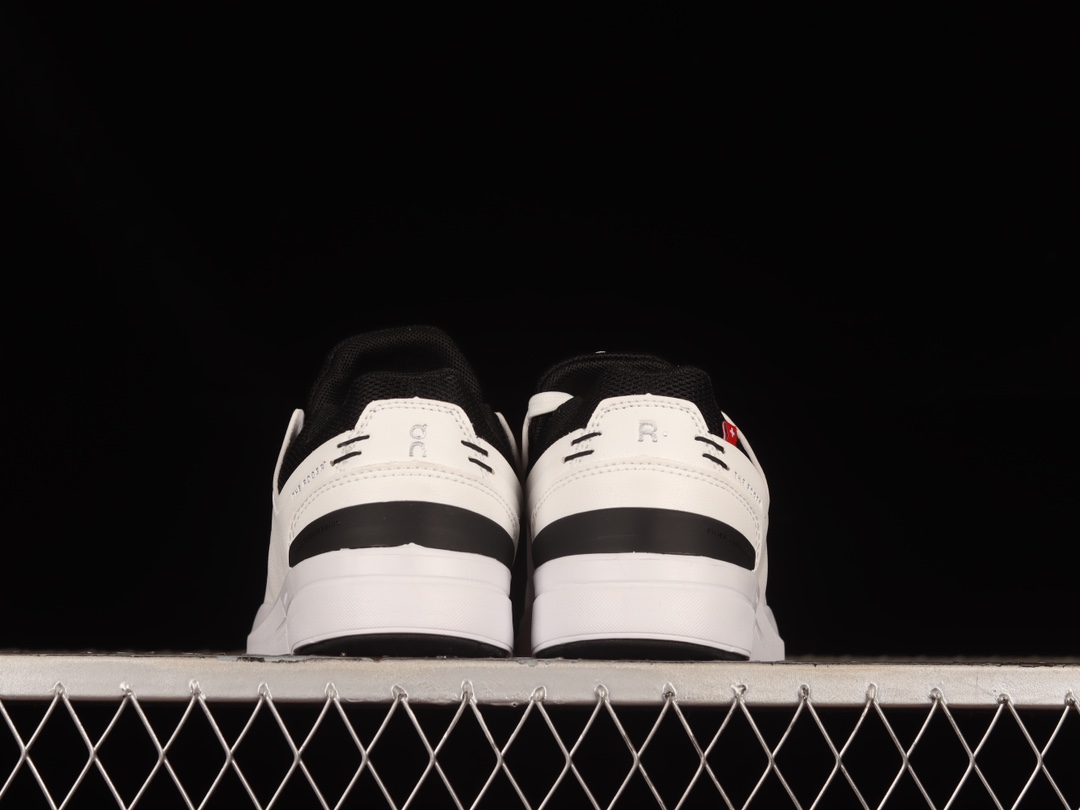 💰240纯原
THE Roger Clubhouse 费德勒 x On 昂跑 减震舒适板鞋 White Black
#鞋款以网球为灵感的运动休闲鞋，大胆的复古外观与革新科技融合，助力运动生活的活力探索，让你尽享全天候舒适；多层叠加的环保人造皮革打造富有质感的鞋面，结合缝线、透气孔细节，体现恰到好处的复古美学。多款配色打破网球场的固有规则，带来焕然一新的视觉享受。
尺码：36 36.5 37.5 38 38.5 39 40 40.5 41 42 42.5 43 44 45 Z.C3