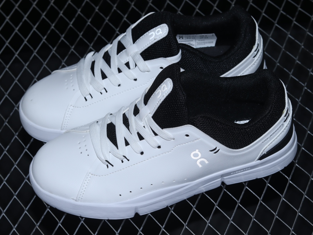 💰240纯原
THE Roger Clubhouse 费德勒 x On 昂跑 减震舒适板鞋 White Black
#鞋款以网球为灵感的运动休闲鞋，大胆的复古外观与革新科技融合，助力运动生活的活力探索，让你尽享全天候舒适；多层叠加的环保人造皮革打造富有质感的鞋面，结合缝线、透气孔细节，体现恰到好处的复古美学。多款配色打破网球场的固有规则，带来焕然一新的视觉享受。
尺码：36 36.5 37.5 38 38.5 39 40 40.5 41 42 42.5 43 44 45 Z.C3